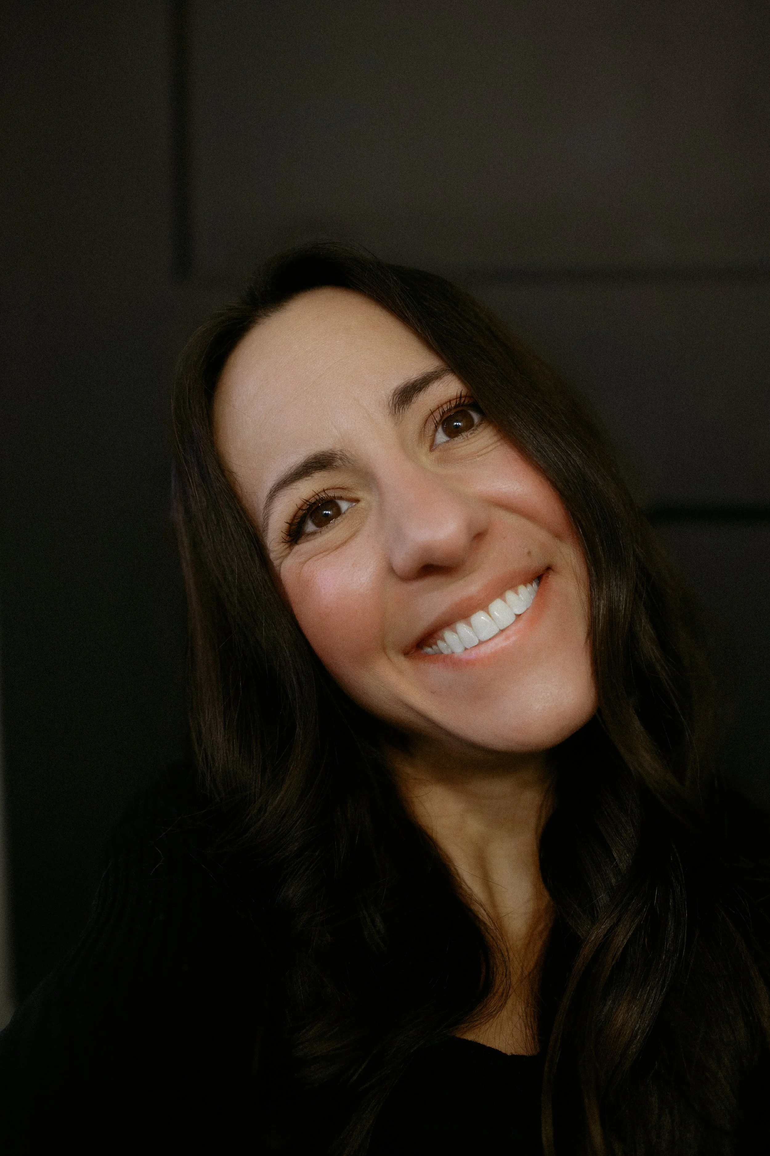 Wedding photographer Nicole Kilday smiling for the camera for her headshot