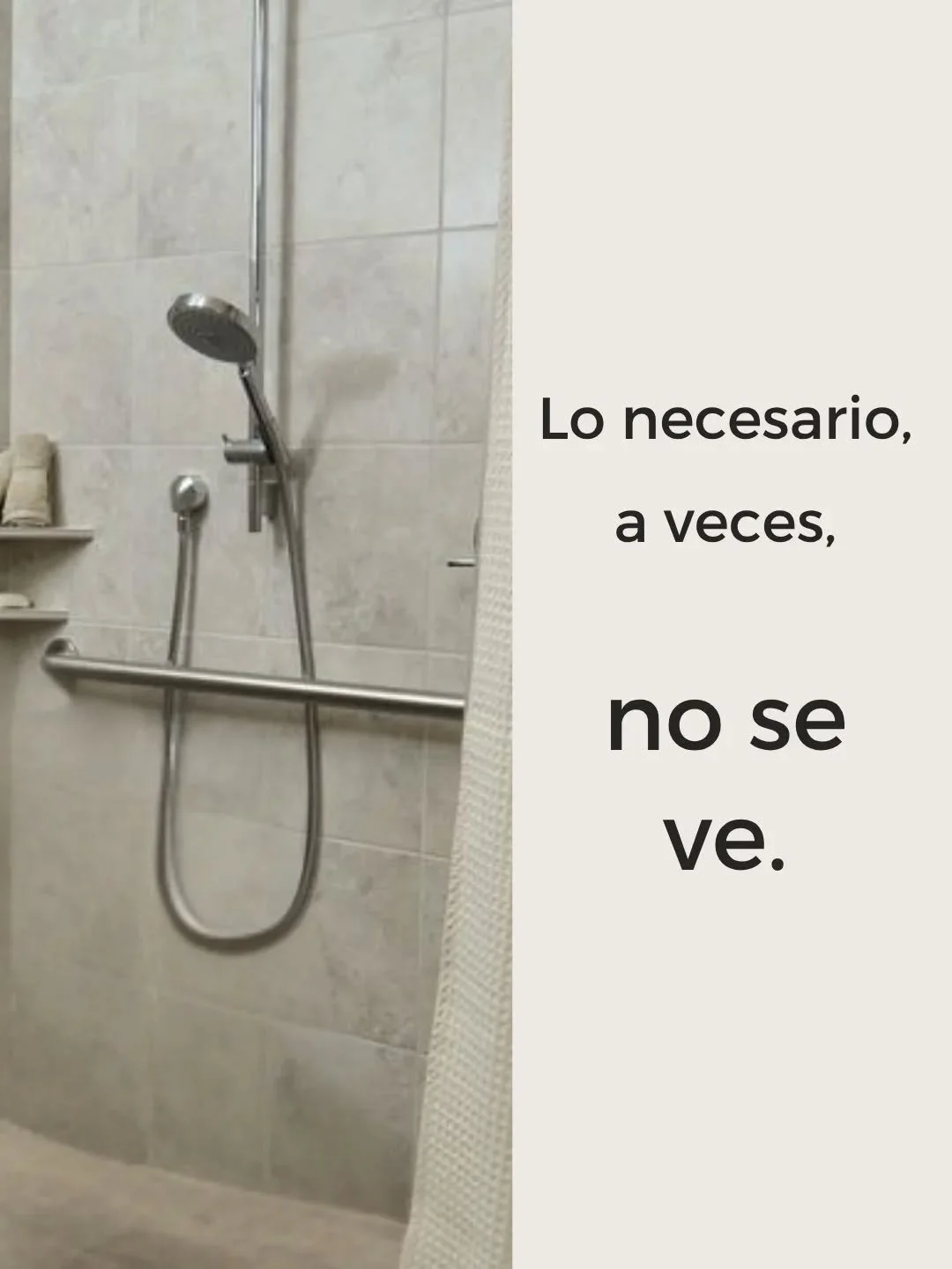 Lo necesario, a veces, no se ve. 
Hasta que se ve. Y entendemos por qu&eacute; importa.

Antes de la silla, cuesta ver la necesidad. 
Con la silla, se entiende por qu&eacute; es esencial.

Dignidad tambi&eacute;n se dise&ntilde;a. Ba&ntilde;arse sin 