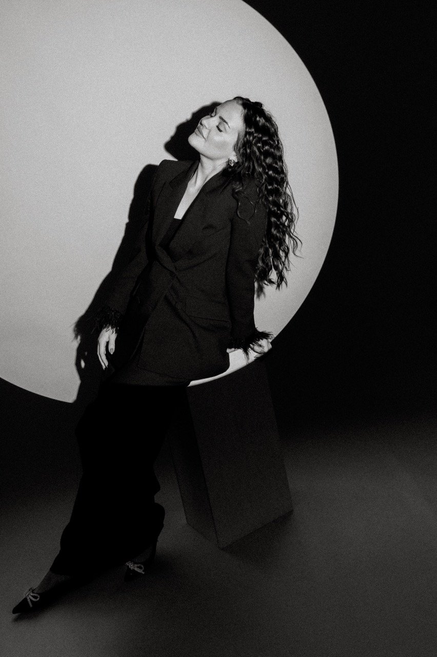 Illusia henkilöstökuvaus 30.6-8436Jenni kesäkuu 2025-2 Suuri.jpeg