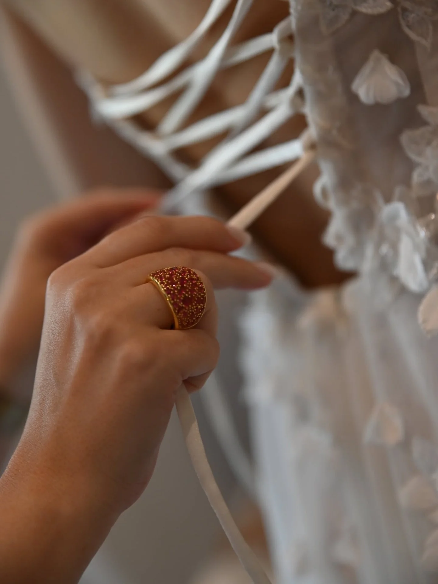 Your daily bridal inspiration 💍 
Dress: @ayrinbridal 
Ring: @epsilonmarakaki.jewellery 
Photographer: @maria.pagoni_0