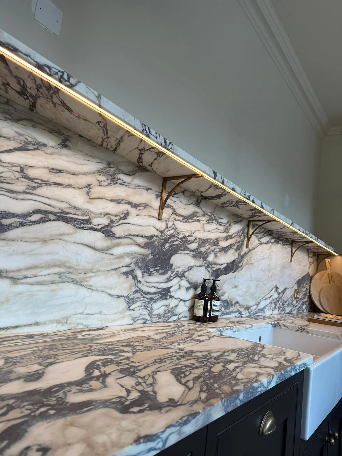 Absolute pleasure working with @shakerandmaykitchens on this wonderful kitchen, just finished putting the LED strip light into the marble shelf and doesn&rsquo;t it look great 🫶🤩🫶 #gemsolutionsbath #gemsolutions #electrical #electrician #ledlighti