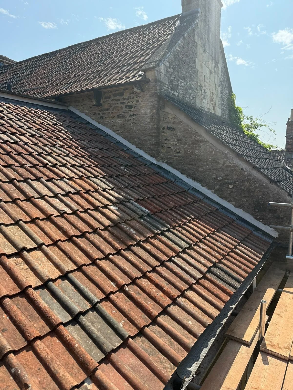 Little roof we have just completed 🤩 carefully set aside old roof tiles, strip off old felt and batons and replace with new and then refit the old roof tiles, new lead works 👍 looks like it&rsquo;s been there for years 👍👍👍 #gemsolutionsbath #gem