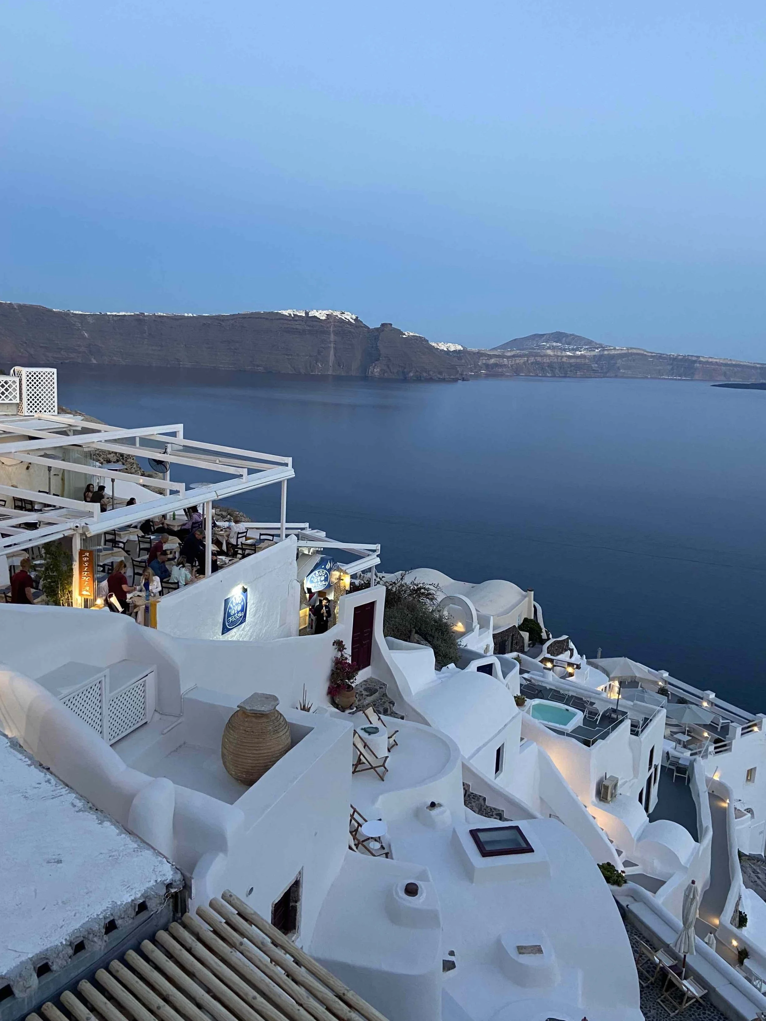 luxury-hotels-santorini.jpg