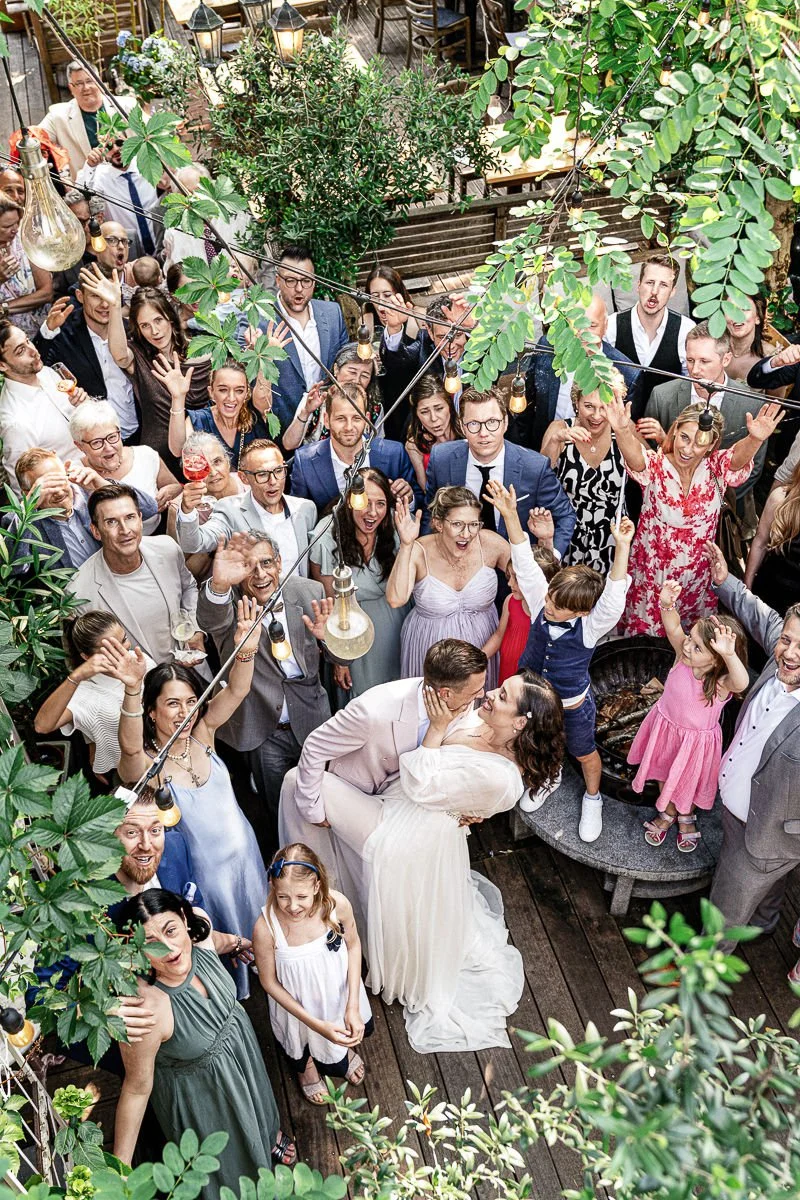 Gruppenfoto der Hochzeitsgäste von oben im Innenhof des LA DÜ Düsseldorf