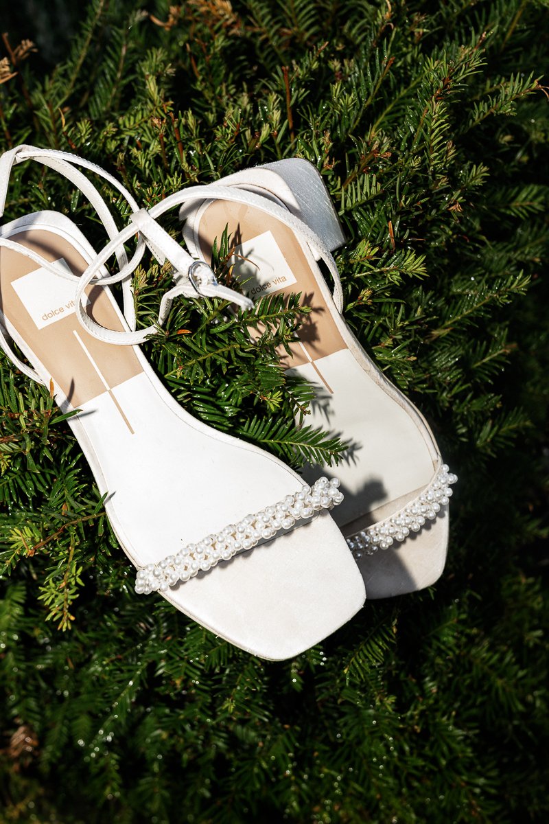 Brautschuhe mit Perlenriemen im Gras