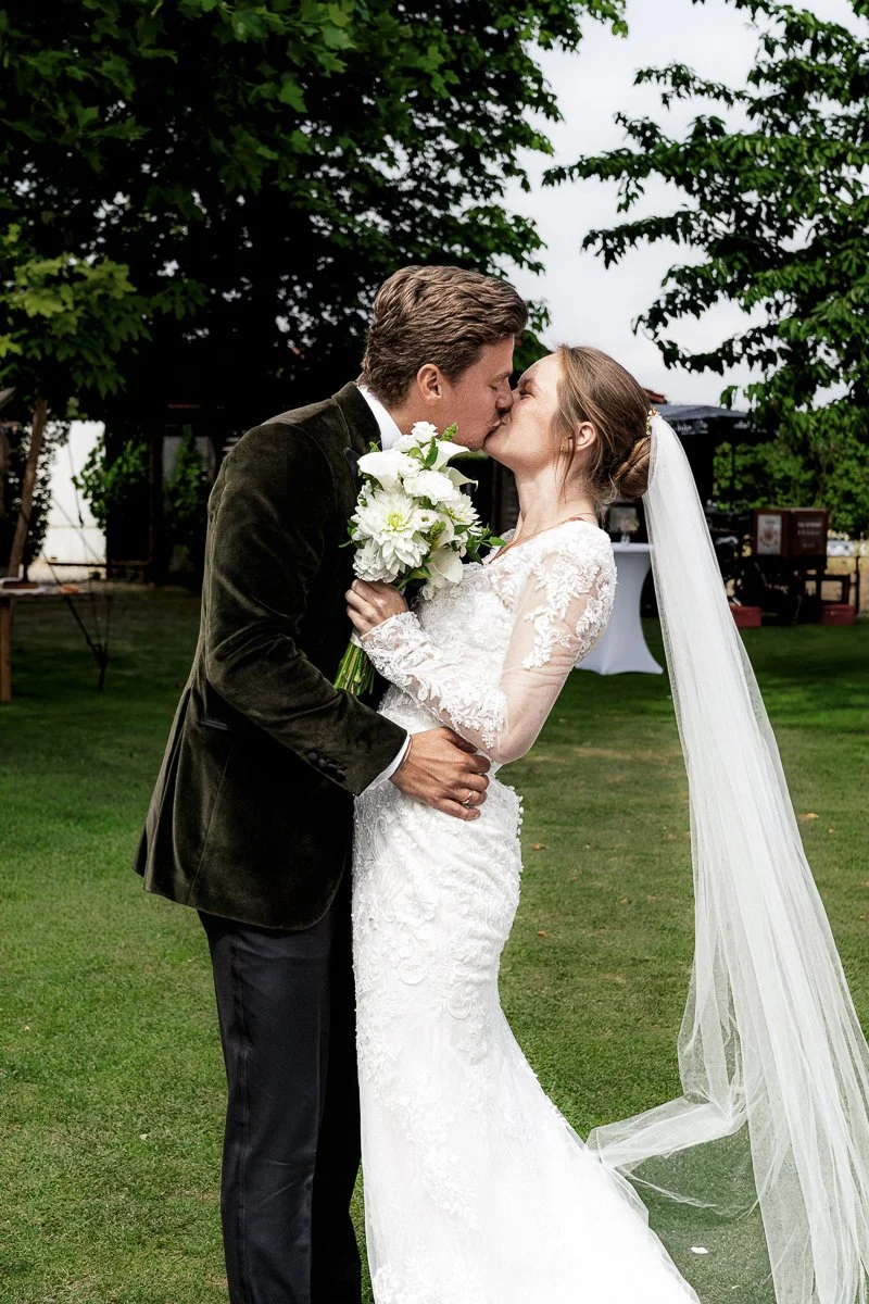 Schuhe, Schmuck und Perlen auf einem Mosaiktisch, vermutlich für eine Hochzeit