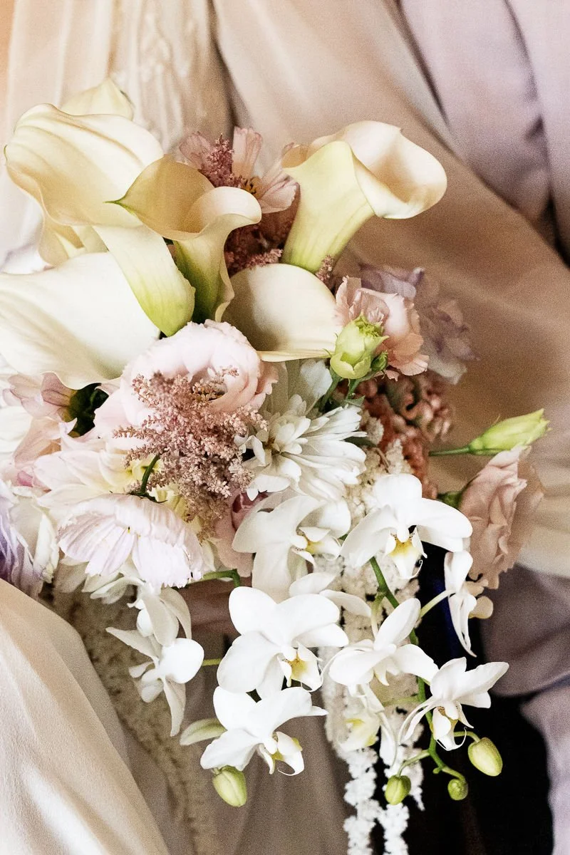 Detail des Brautstraußes mit Orchideen, Calla und Rosen in Weiß und Rosa