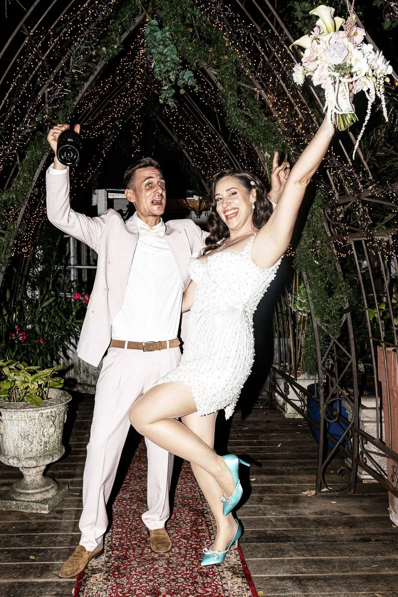 Brautpaar jubelt zur Hochzeitsparty im Garten des LA DÜ Düsseldorf