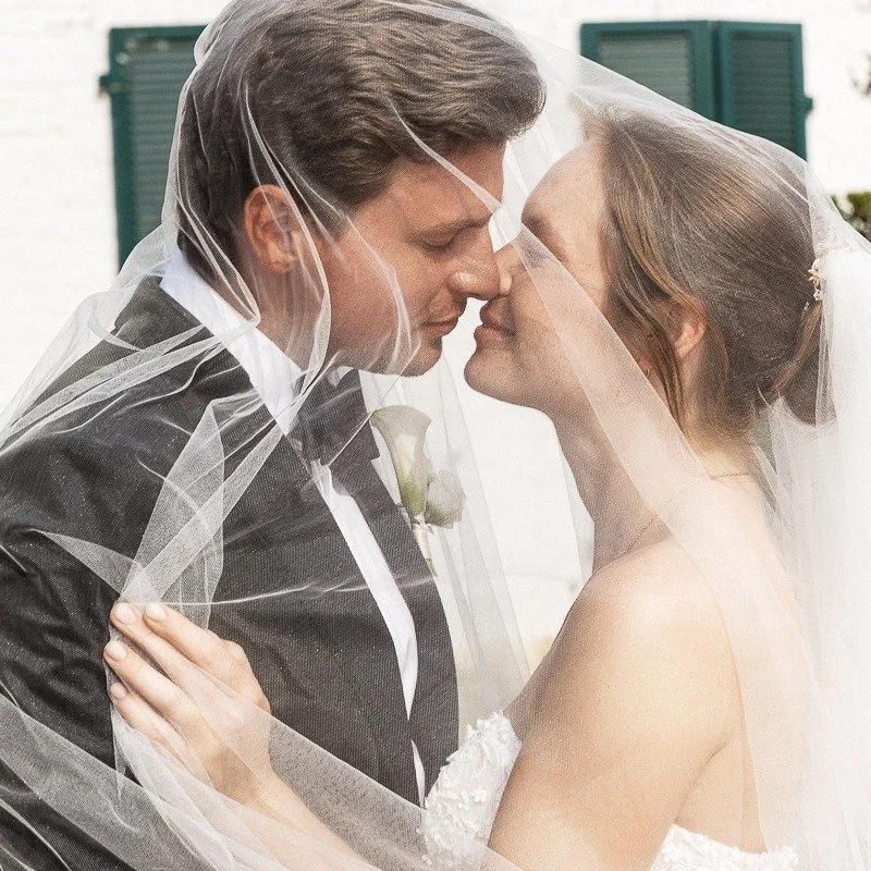Brautpaar Mona und Moritz unter dem Schleier bei ihrer Gartenhochzeit