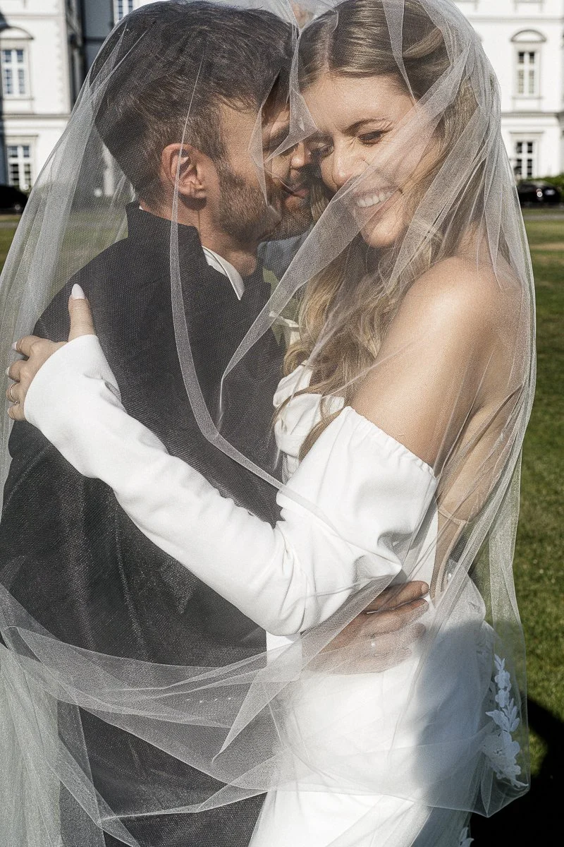 Brautpaar Mandy und Marcel unter dem Schleier vor Schloss Bensberg – Hochzeitsfotograf Mirko Schumann