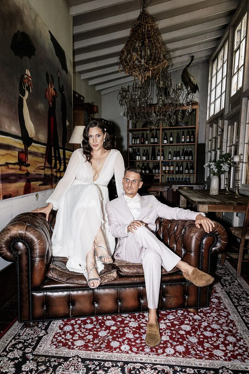 Kate und Marco auf dem Chesterfield-Sofa zwischen Vintage-Möbeln