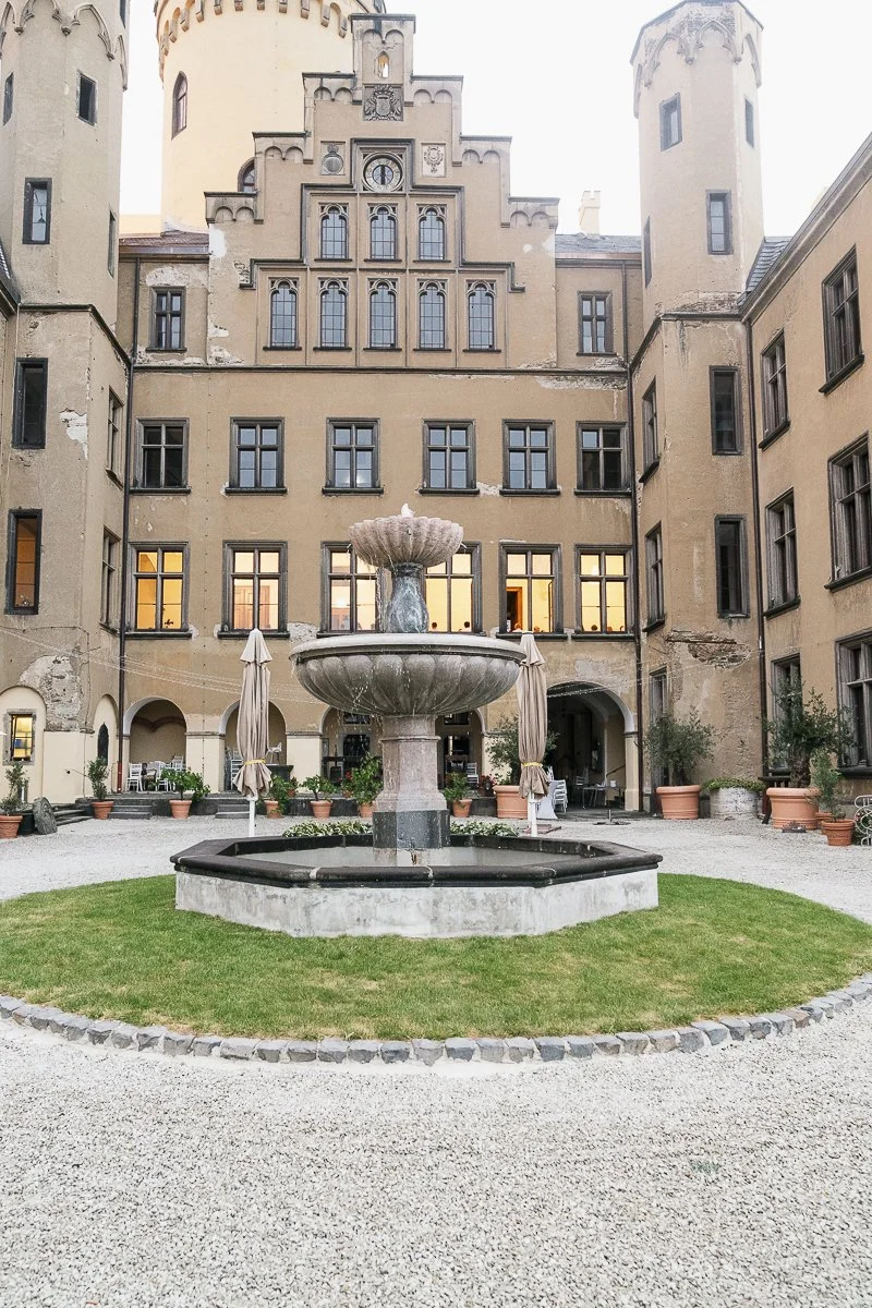 Innenhof von Schloss Arenfels mit Brunnen
