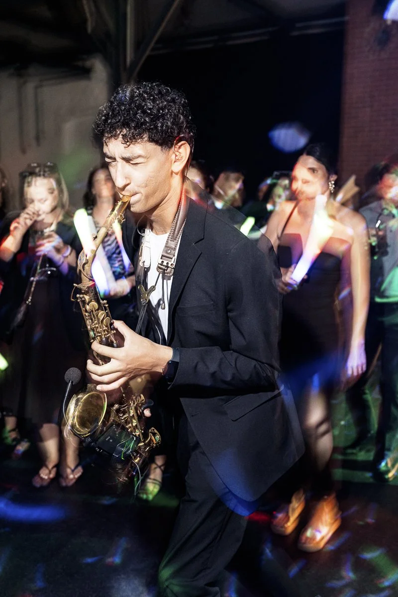 Saxophonist spielt live zwischen den Hochzeitsgästen