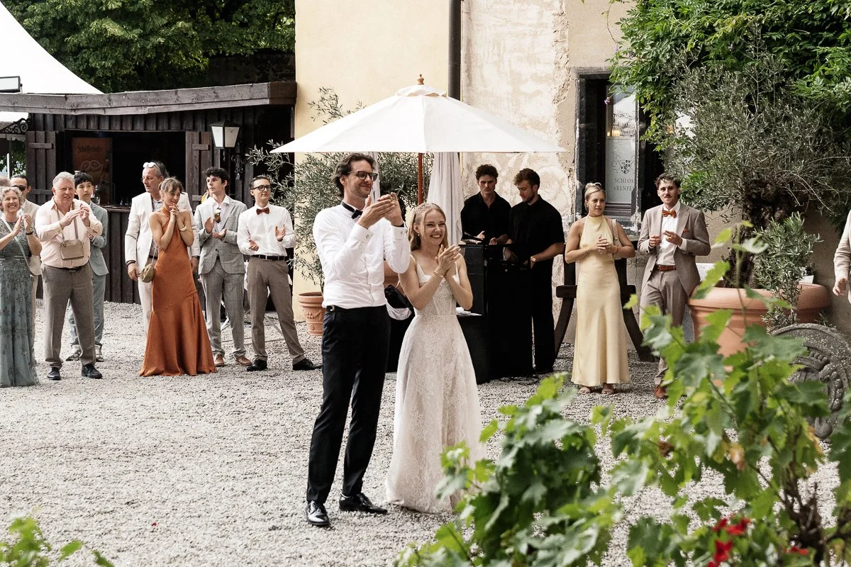 Brautpaar schaut der Show im Schlosshof zu