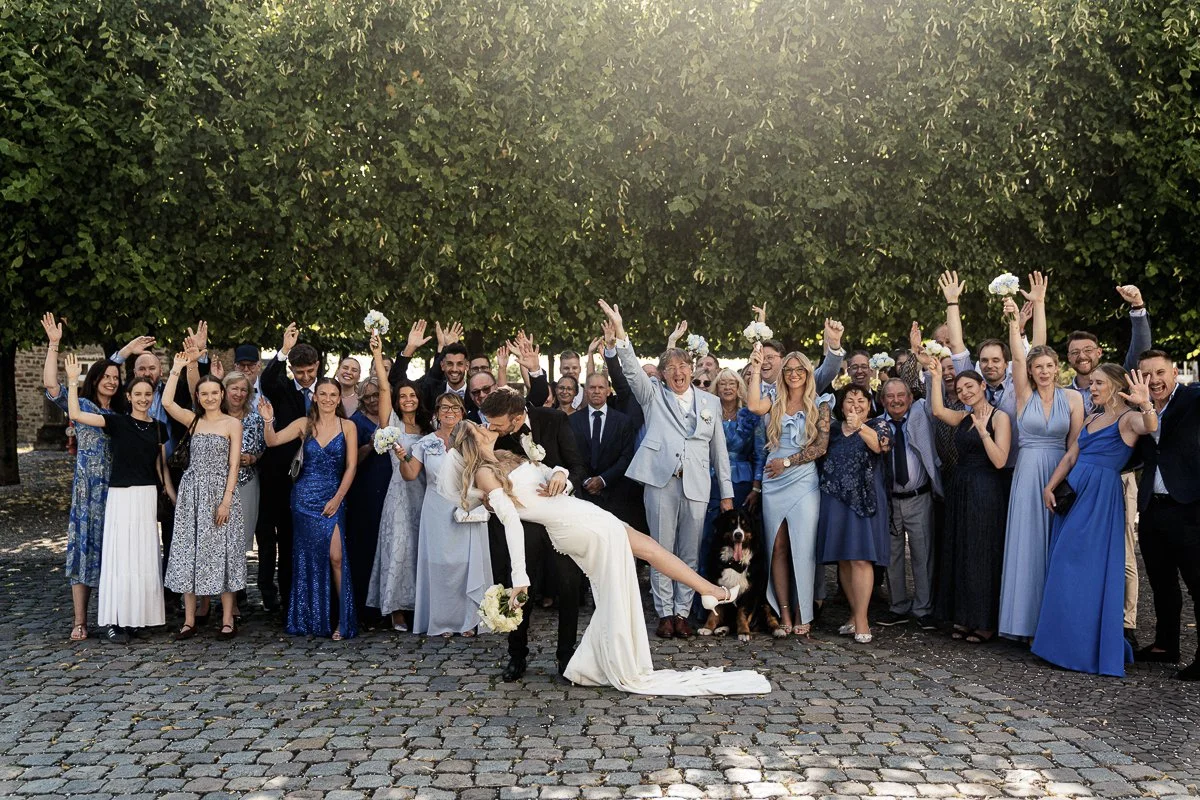 Gruppenfoto aller Hochzeitsgäste vor Schloss Bensberg