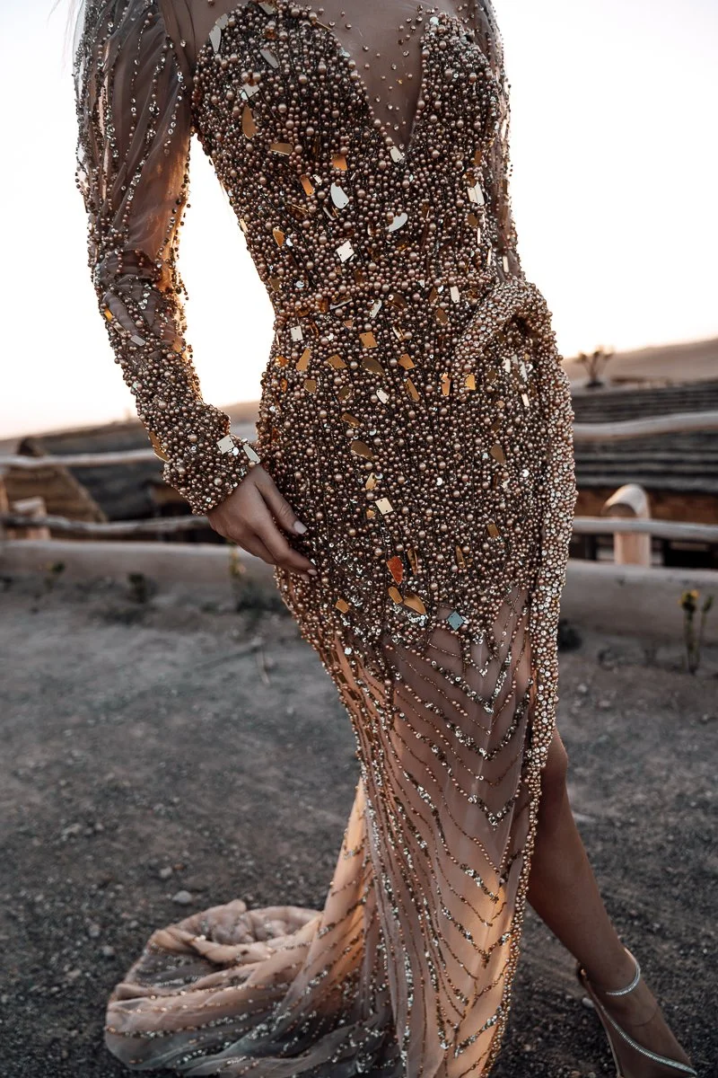 Braut in goldenem Glitzerkleid im Abendlicht