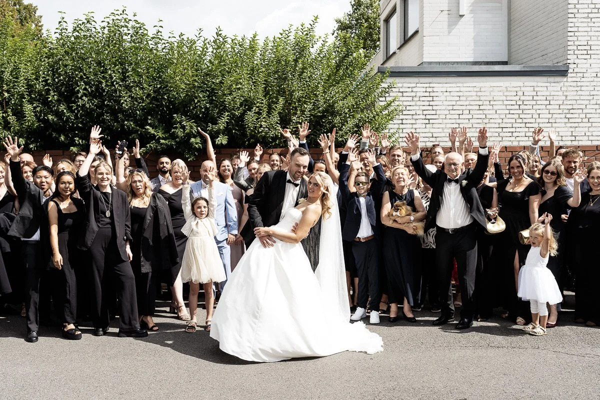 Gruppenfoto aller Hochzeitsgäste vor der Kirche
