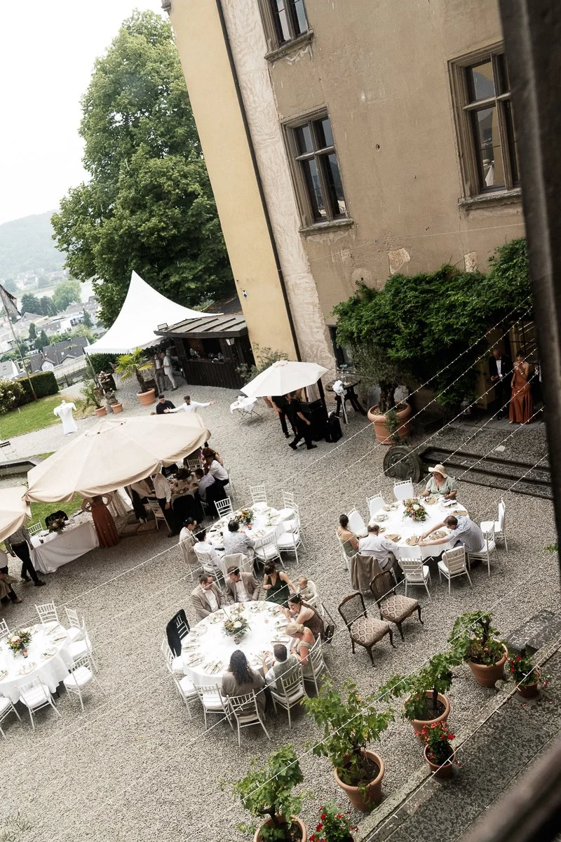 Blick von oben auf die Hochzeitstafeln im Schlosshof