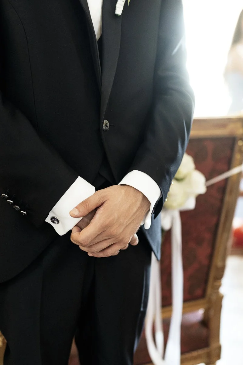 Hände des Bräutigams im Smoking kurz vor der Trauung