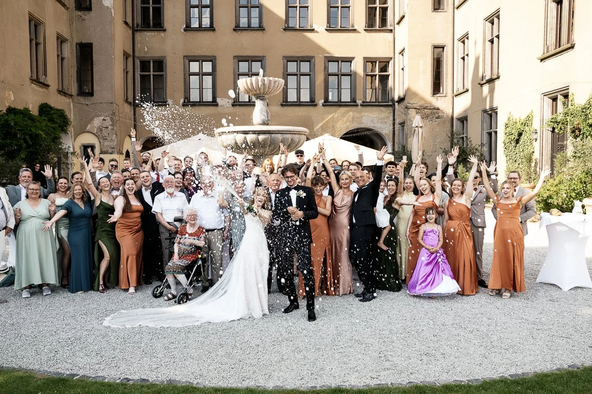 Gruppenfoto aller Gäste am Brunnen im Schlosshof von Schloss Arenfels