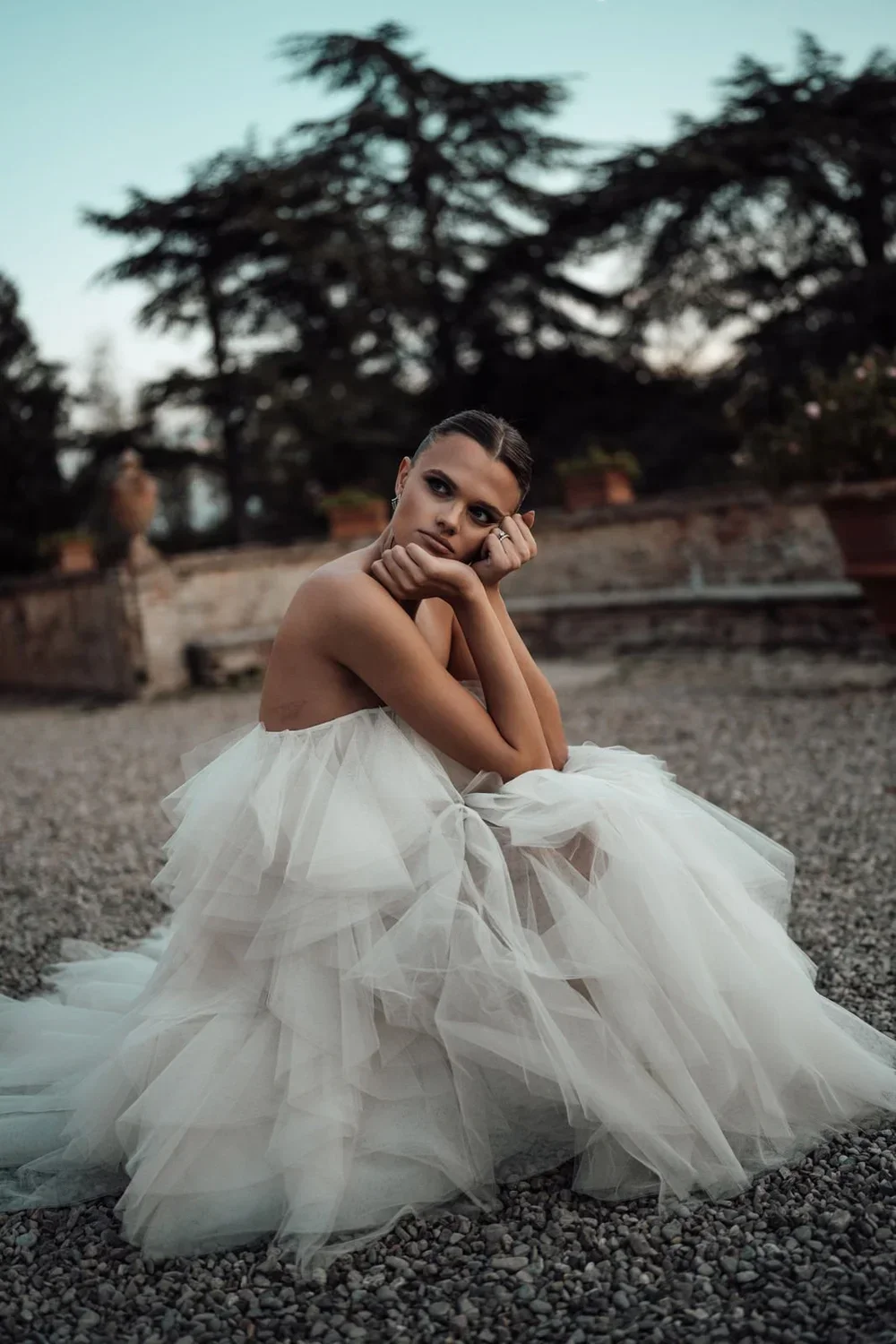 Braut im Tüllkleid auf dem Kiesplatz der Villa Catignano, Toskana