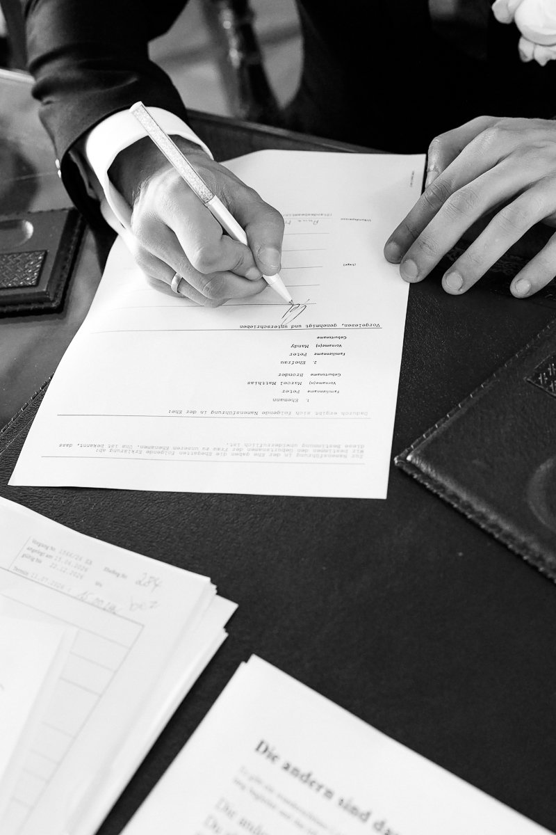Unterschrift auf der Heiratsurkunde, schwarz-weiß