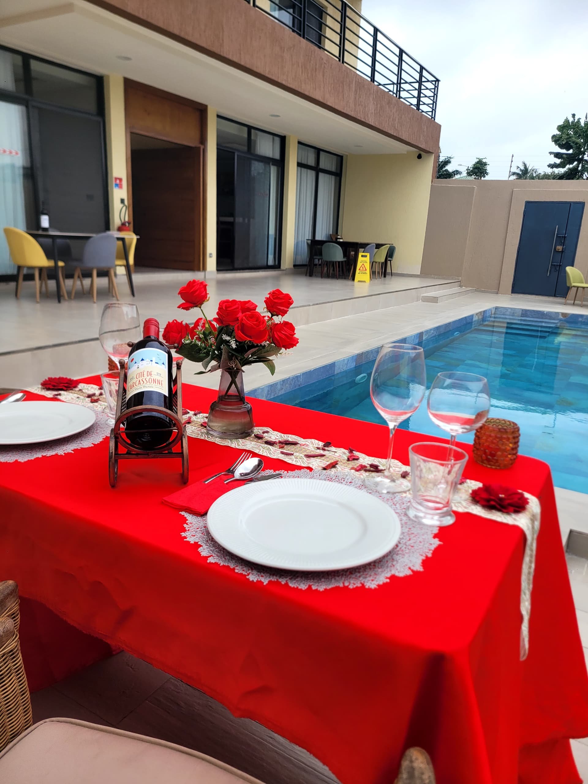 Diner à la piscine
