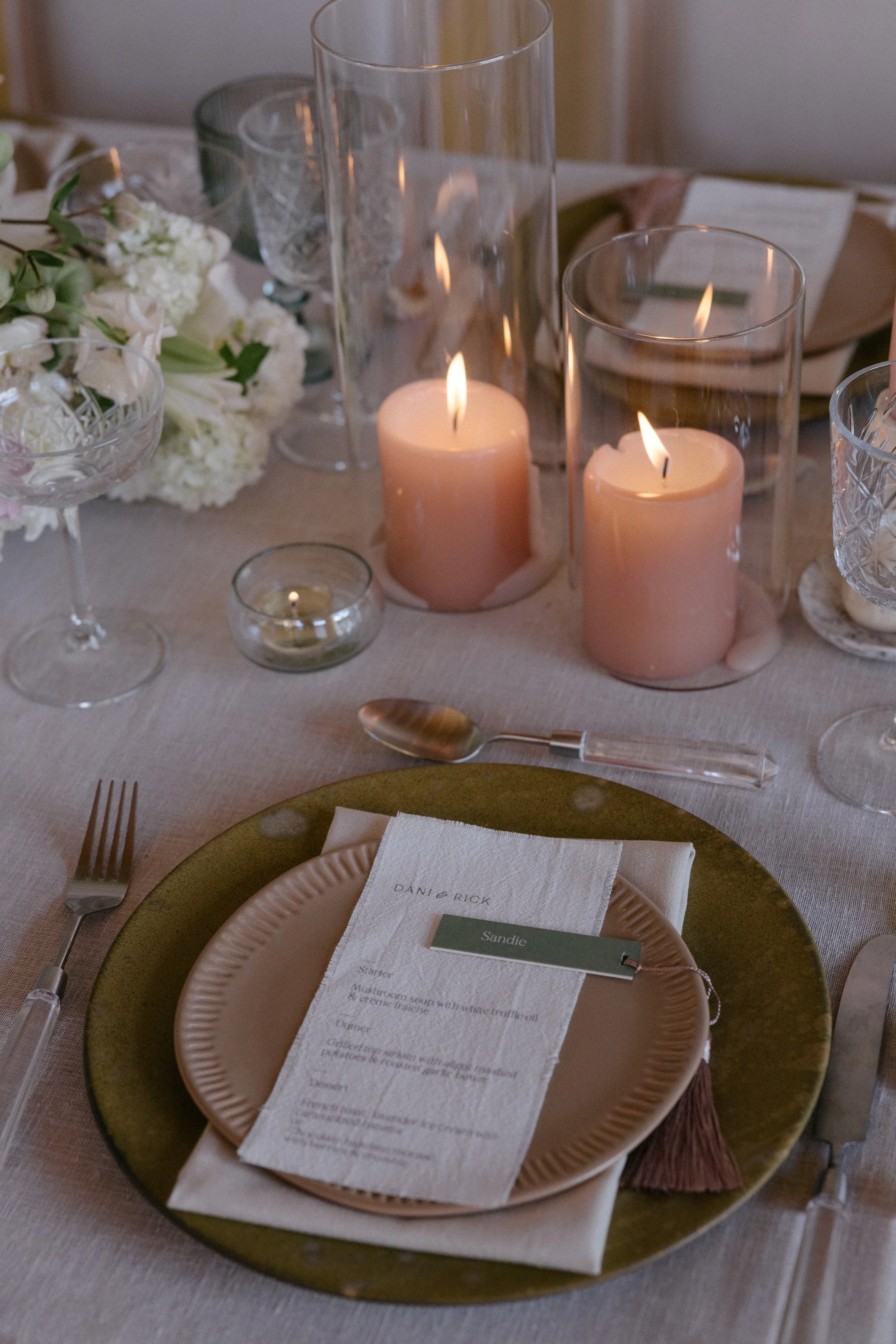 Charger & dinner plates