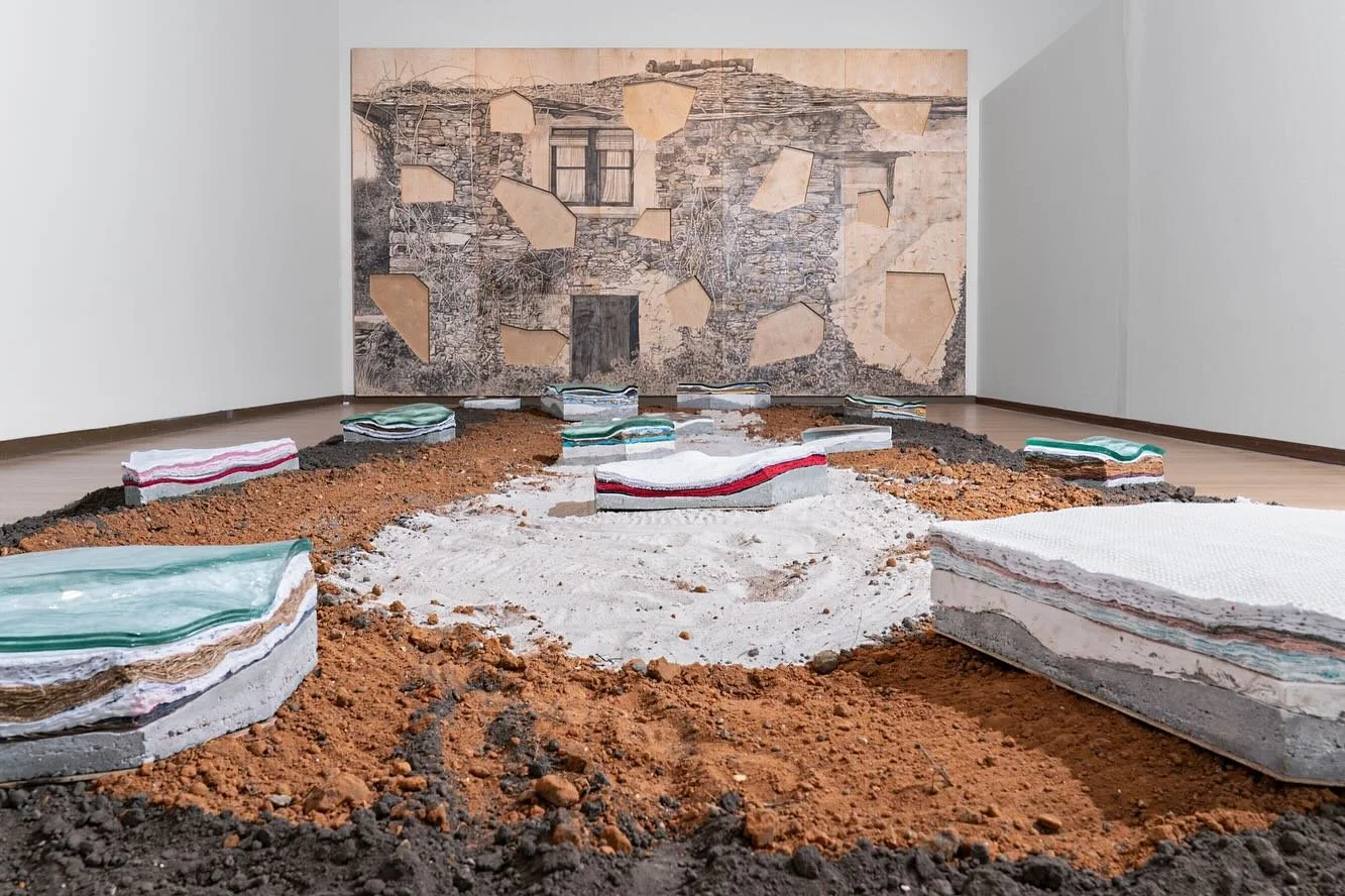 🪨✍🏼🤎

Yo vengo de todas partes, y hacia todas partes voy (site-specific immersive installation)

&ldquo;A large-scale graphite drawing anchors the space, depicting the fa&ccedil;ade of the ancestral home. Portions of the drawing have been carved a