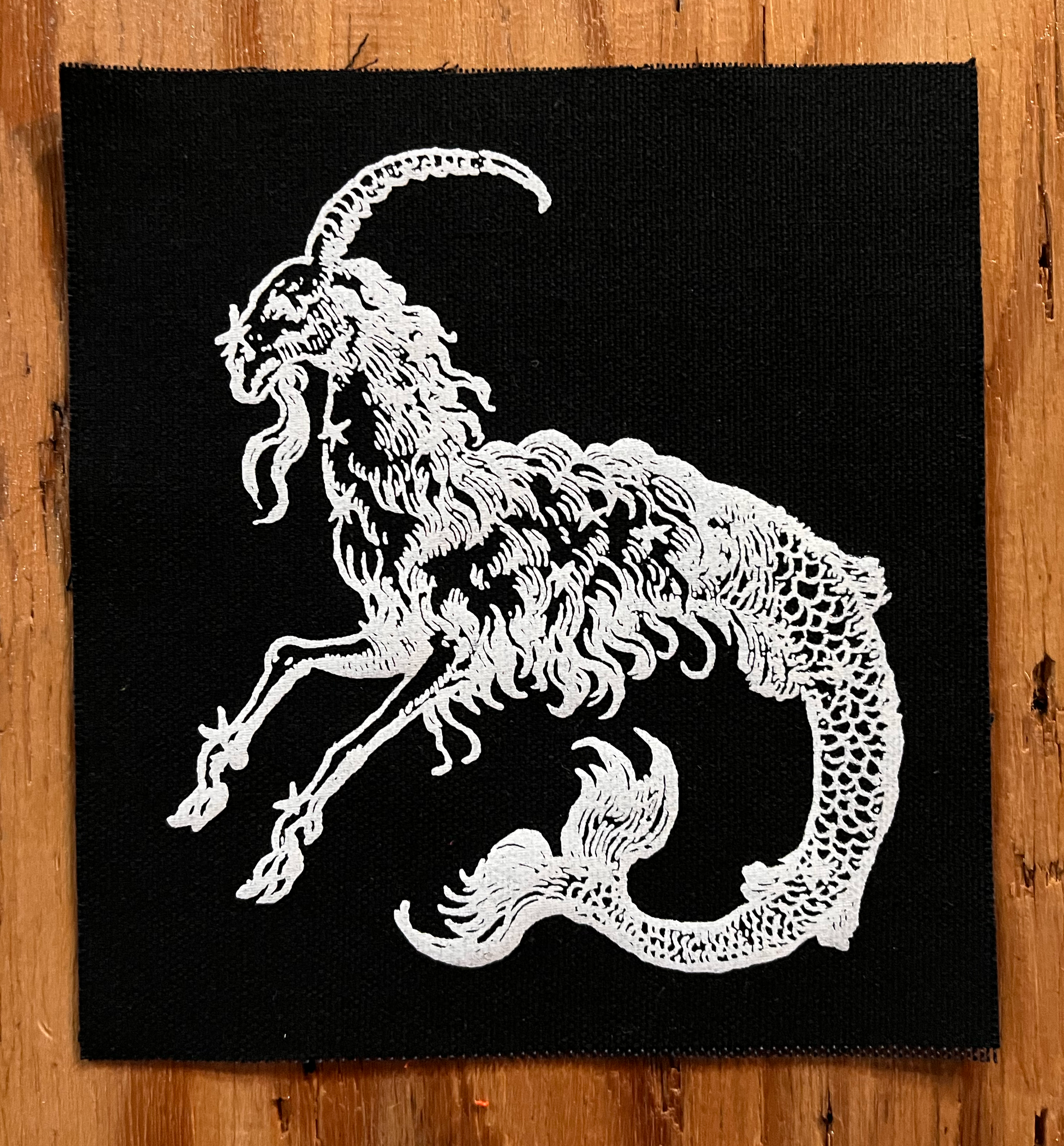 Mergoat Small Patch White on Black 01.png
