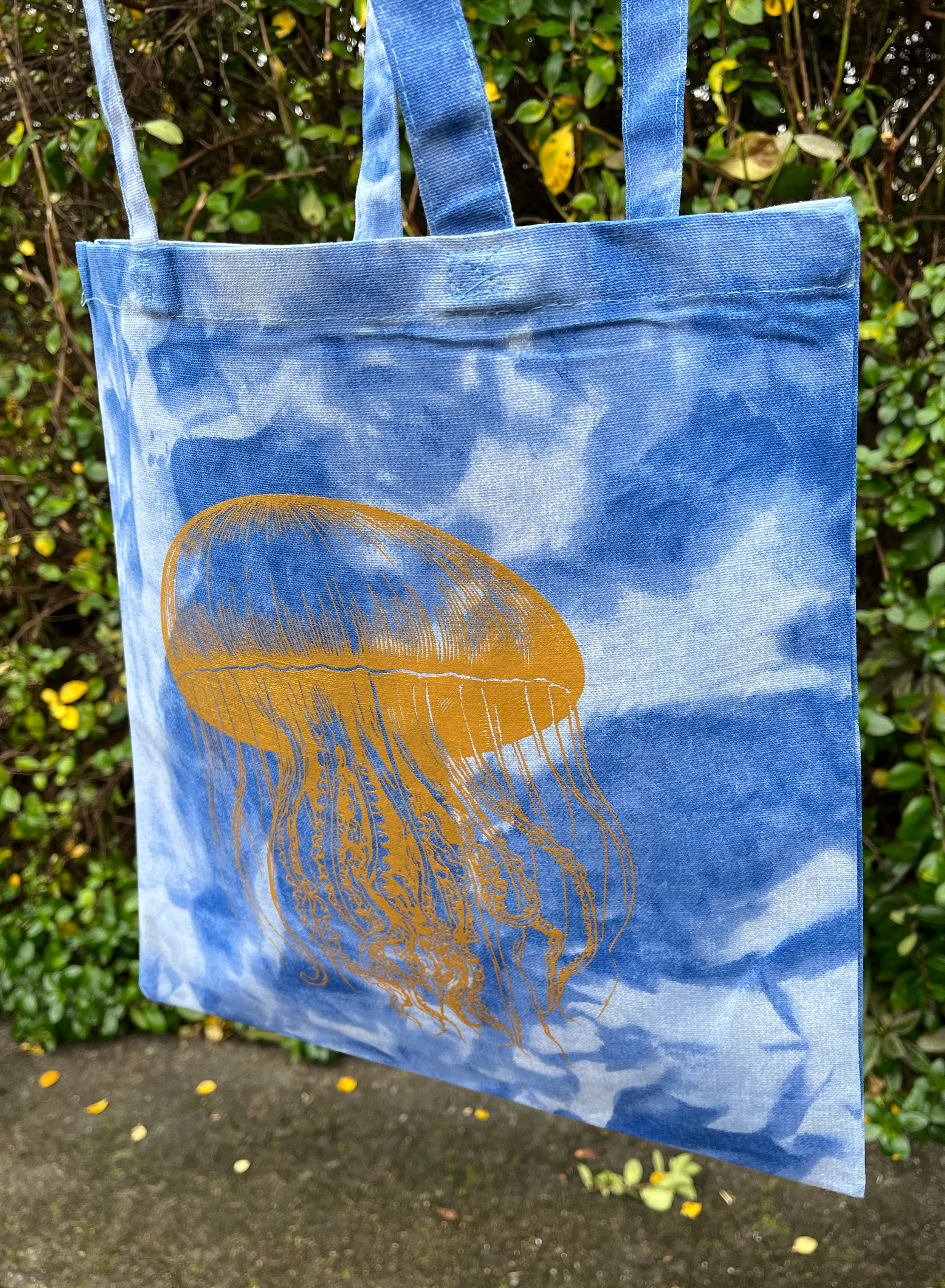 Blue + White Tie Dye Bag Gold Octopus 01.png
