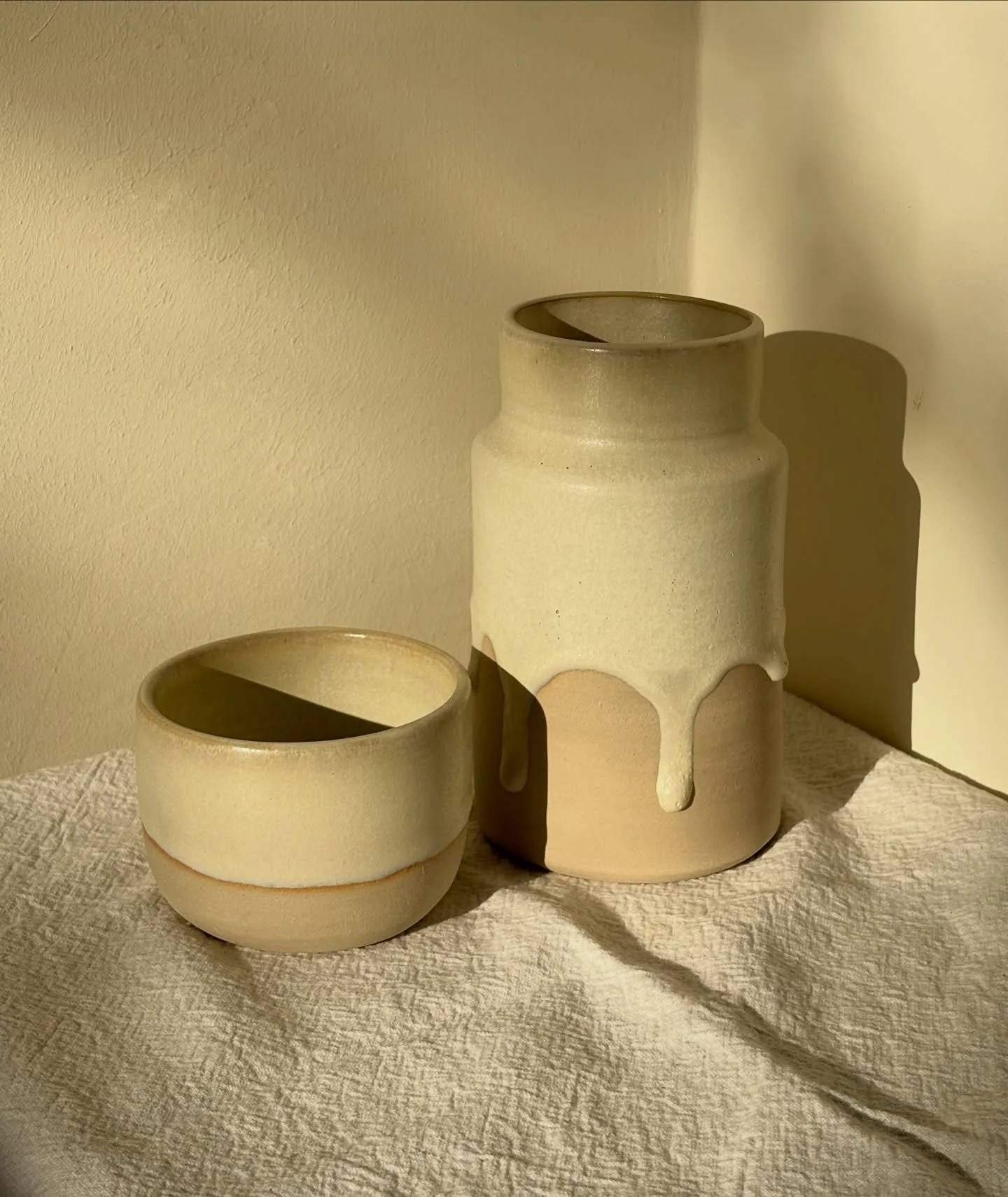 Bedside carafe in ivory 🤍
Cup lid + a little glaze drama.

#HandmadeCeramics #PotteryLife #CeramicStudio #BedsideCarafe #SmallBatchCeramics