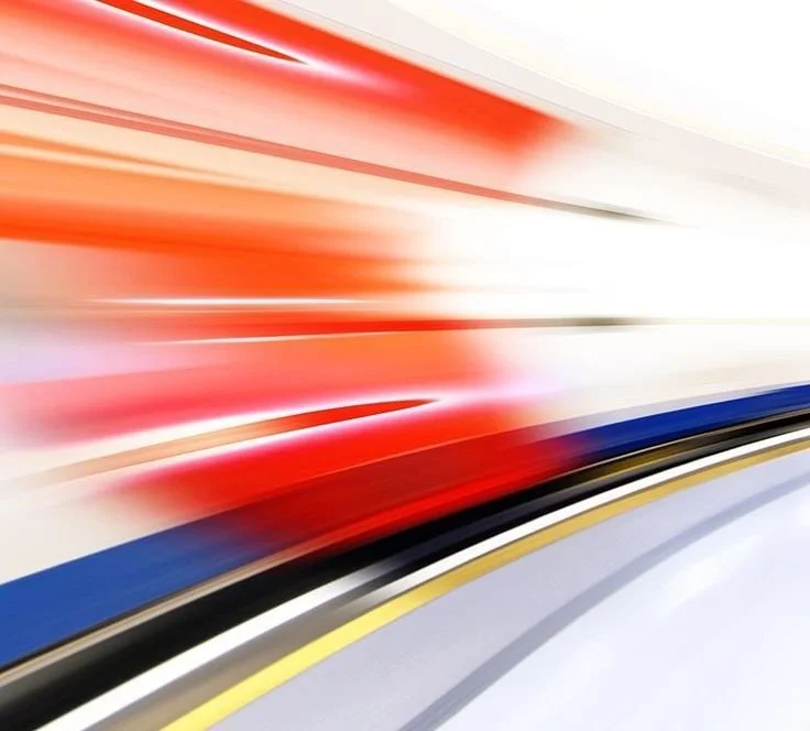 Person vor LED Wand mit Publikum