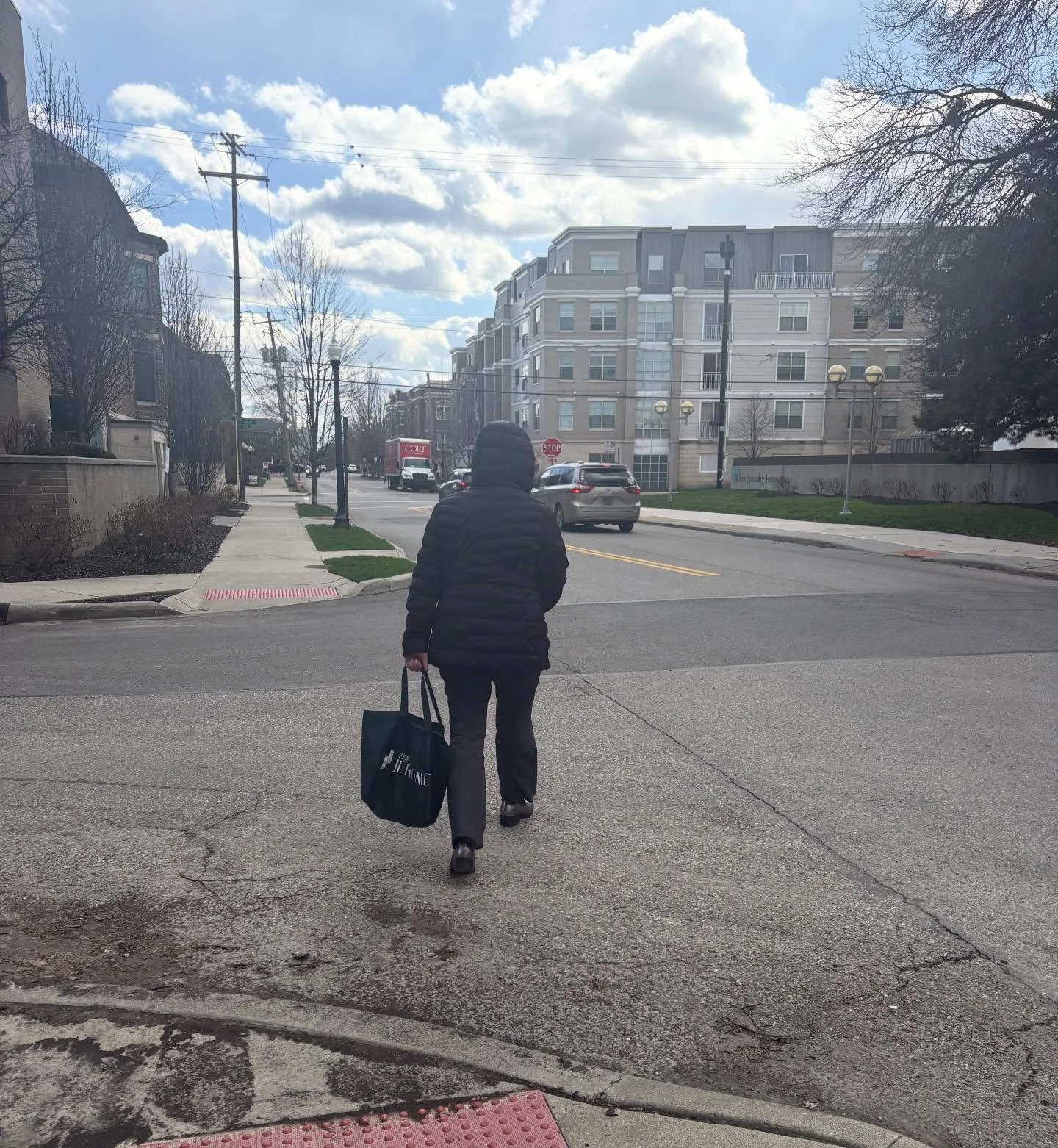 Life moves fast in the Short North. Good thing home is right in the middle of it all.🤍
At The Jerome, everything you need is just steps away - perfect for residents always on the move.