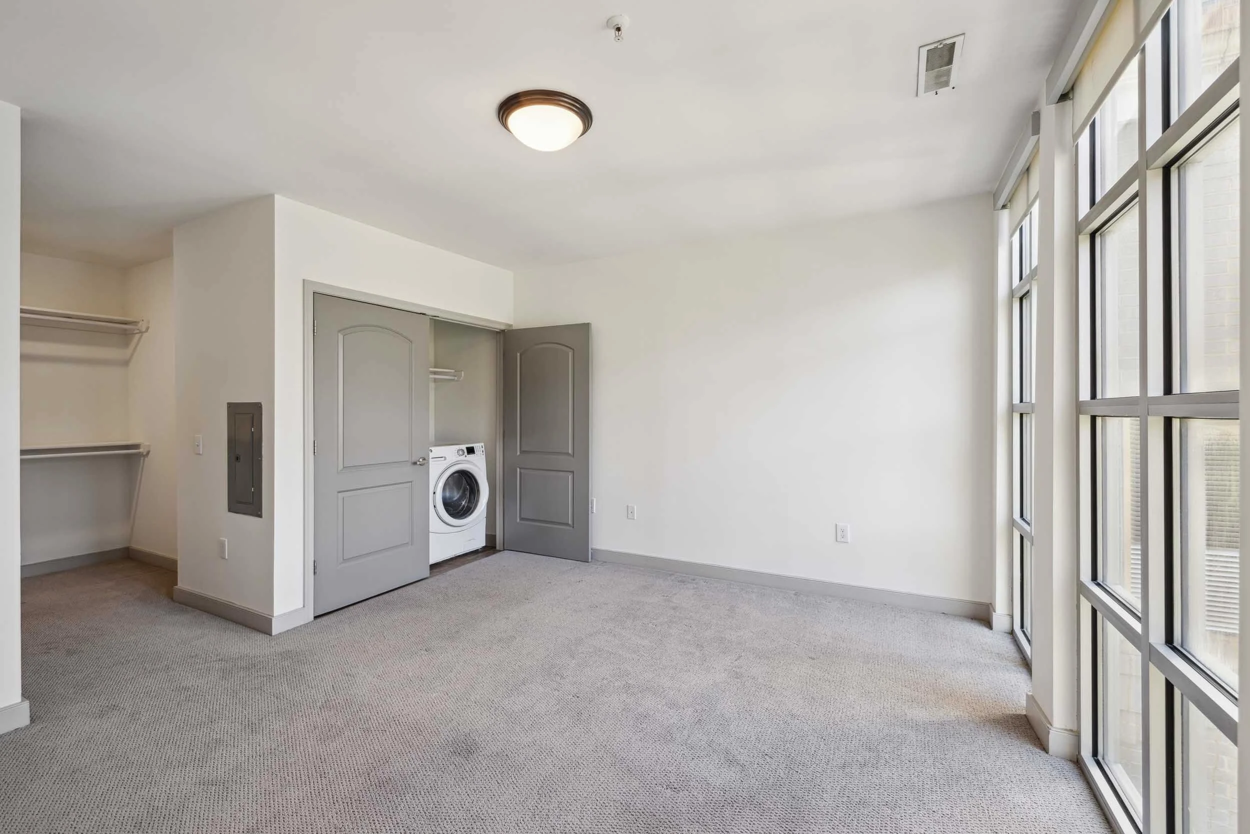 Natural light, oversized windows, and room to make it your own. ✨ Find your next home at The Jerome.