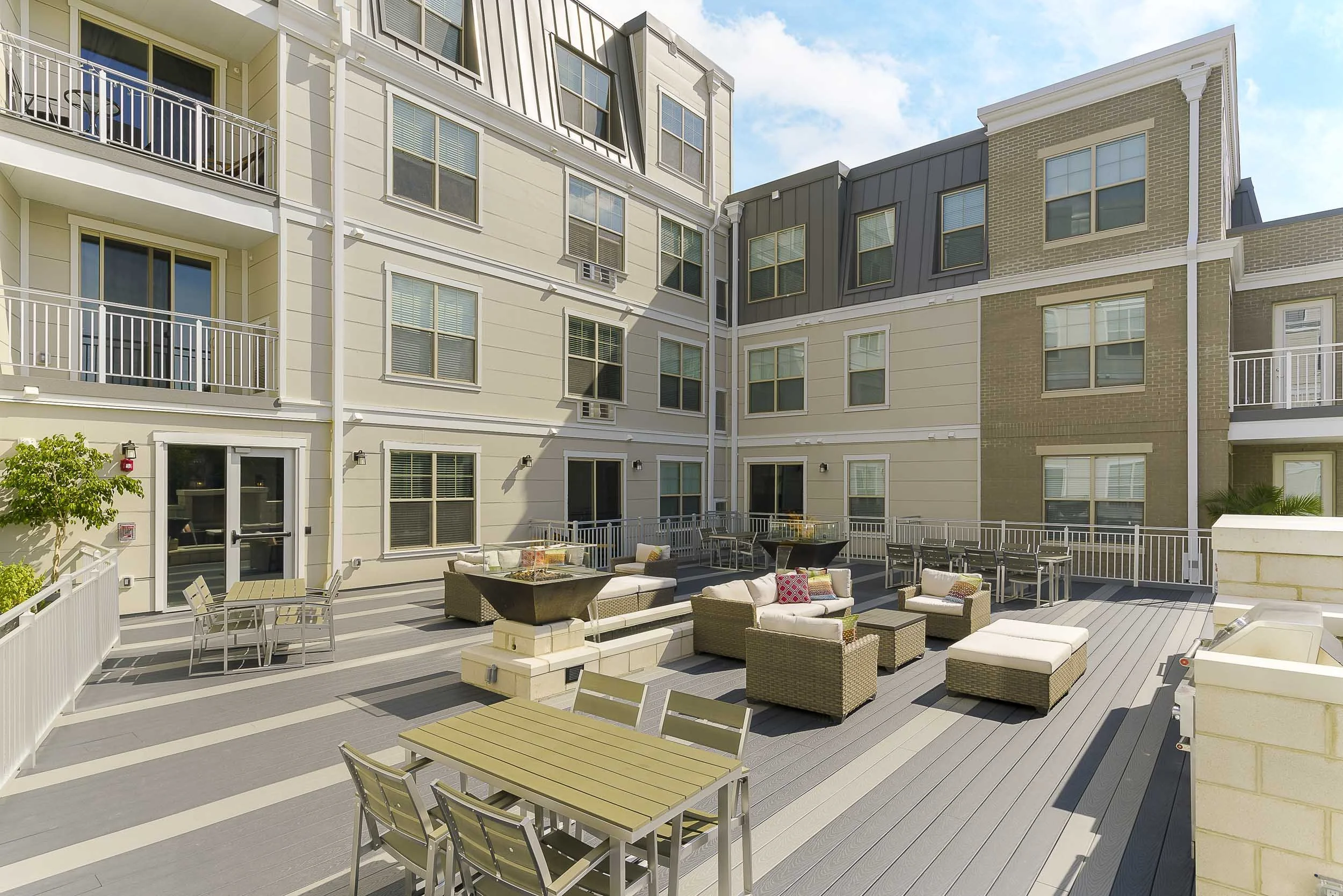 The Jerome | Victorian Village Apartments in Columbus, OH | Outdoor Lounge