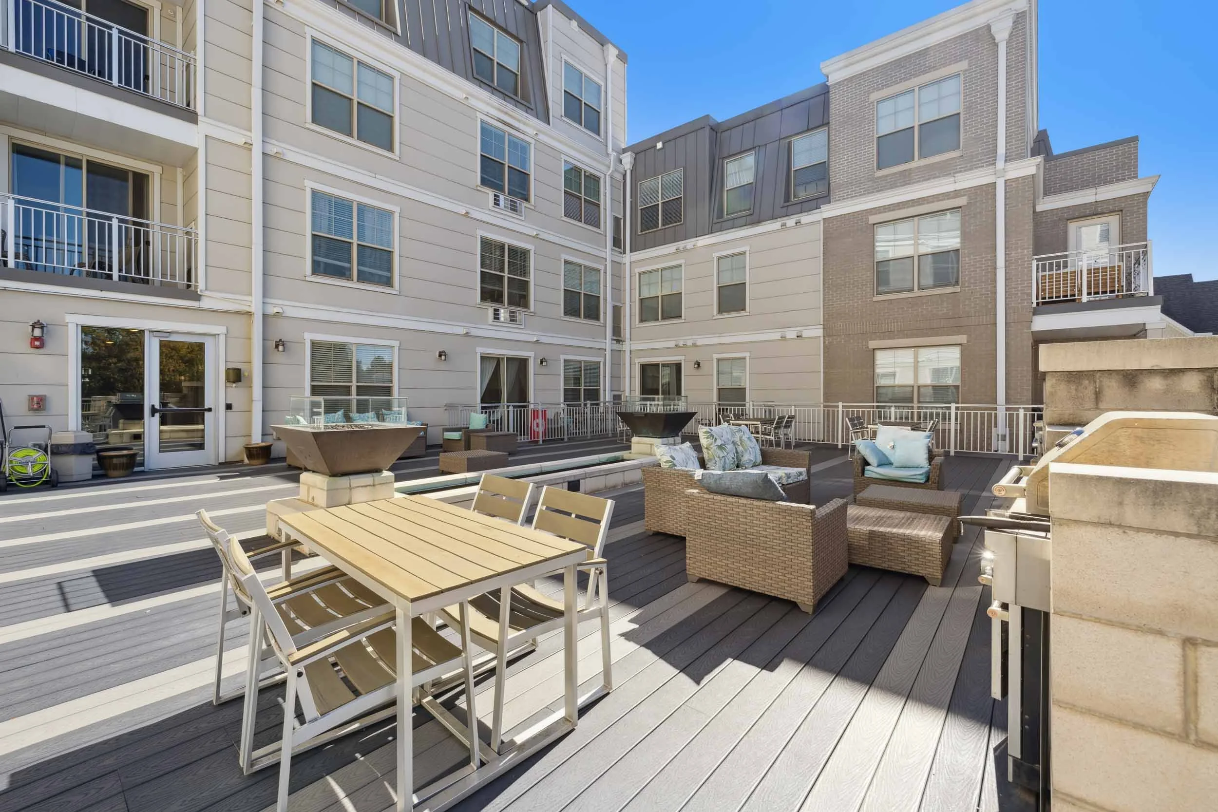 The Jerome | Victorian Village Apartments in Columbus, OH | Sundeck and Outdoor Lounge Area