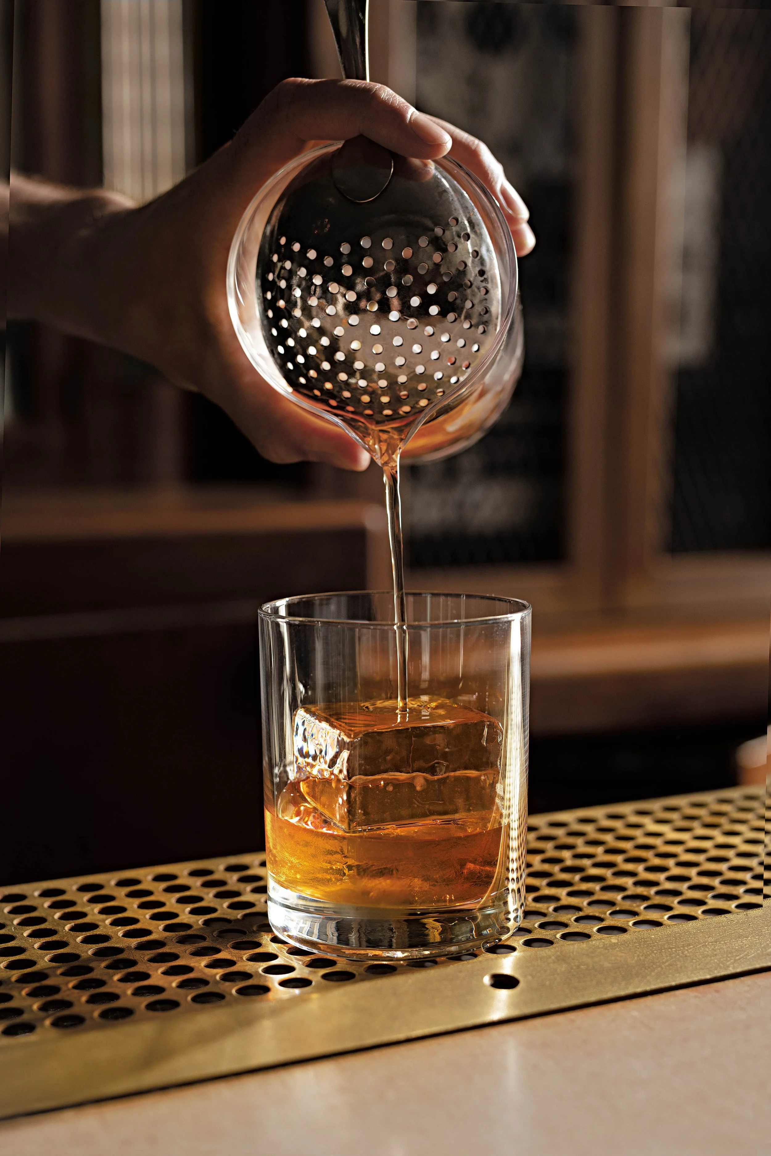 2010718_KnobCreek_VISID_Bar_BourbonOverhead-N_3023-4-RGB-FIN.jpg