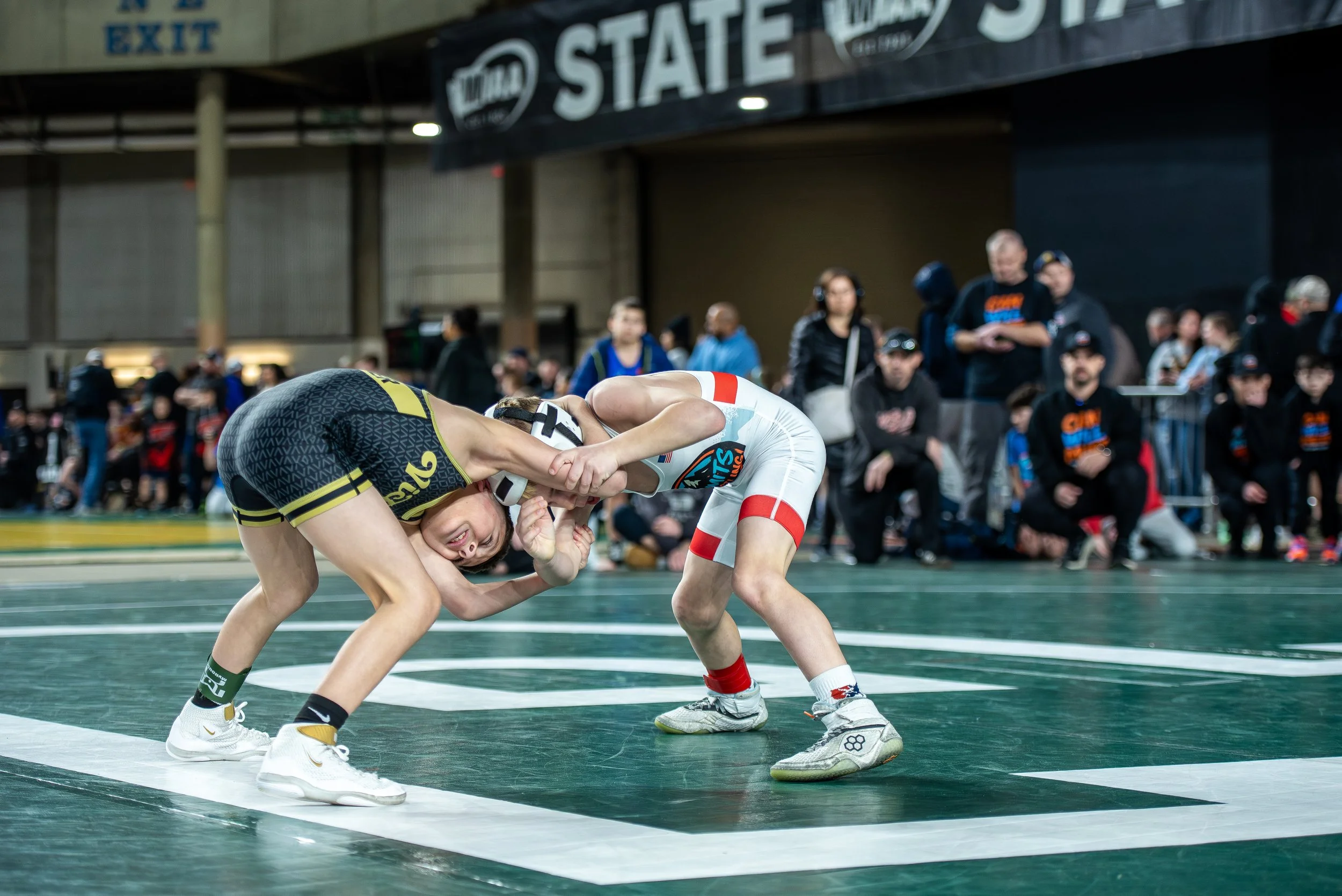 No Limits Wrestling Club youth athletes wrestling at WSWA Folkstyle State inside the Tacoma Dome