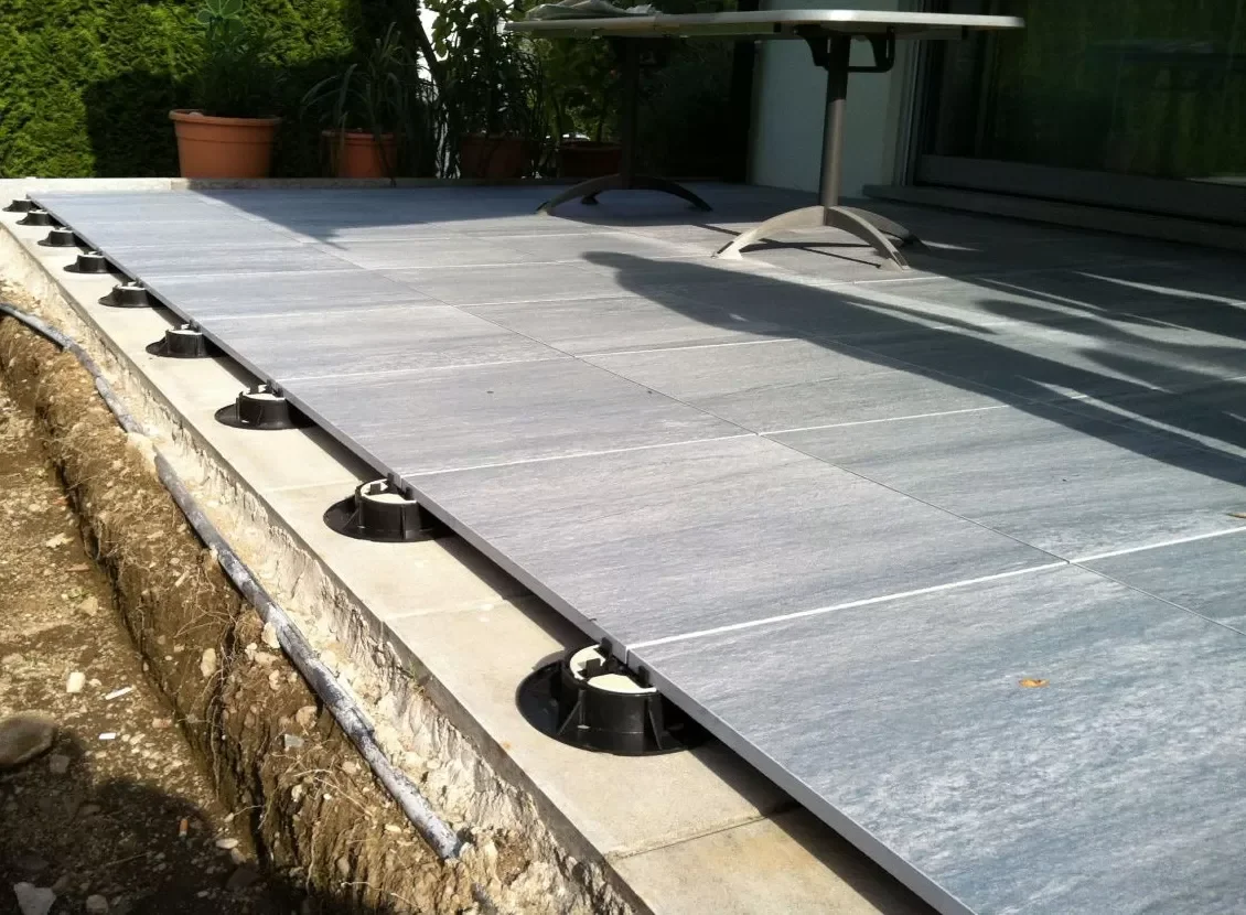 Adjustable supports for the pool deck