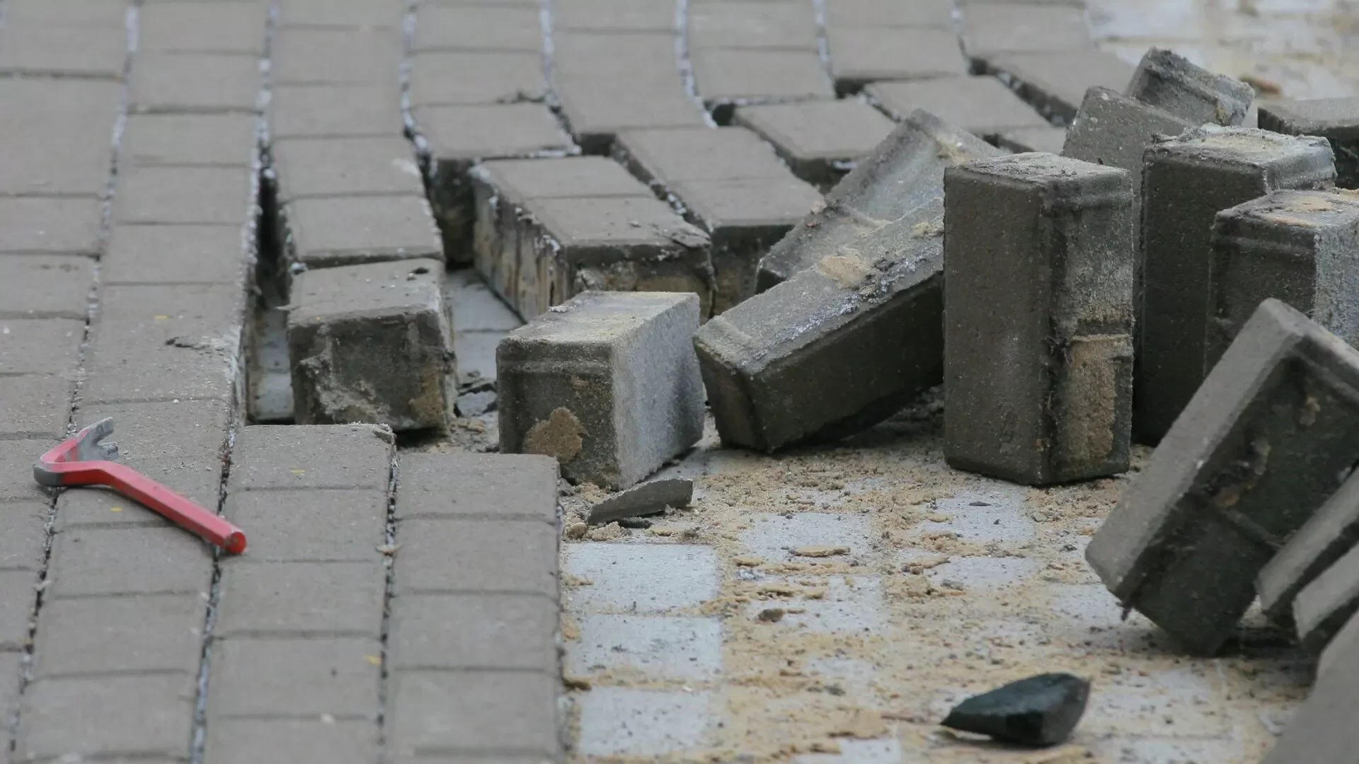 Dismantling of paving tiles