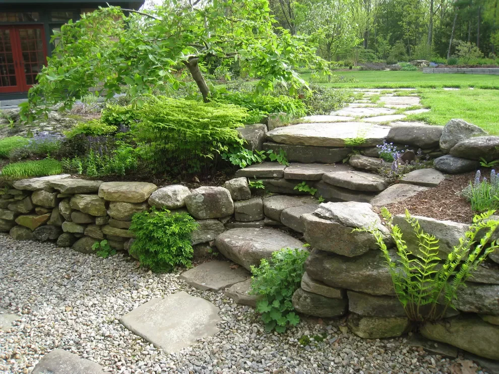 Retaining wall made of stone