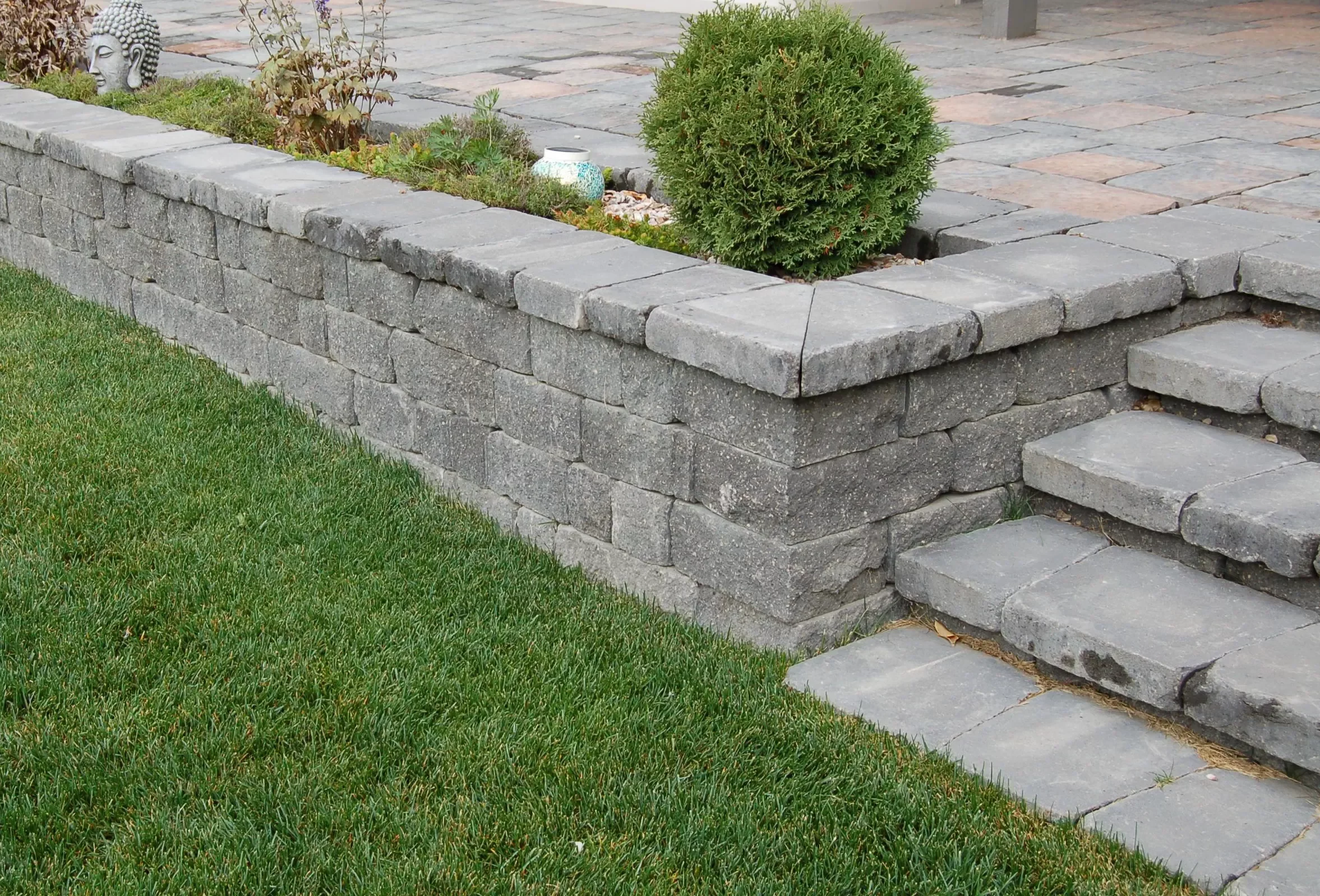 Concrete retaining wall