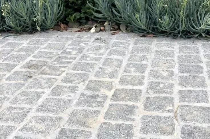 Cobblestones paving material