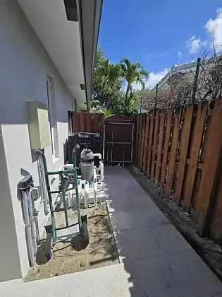 Retaining wall detail integrated into the pool deck design in Jupiter, FL