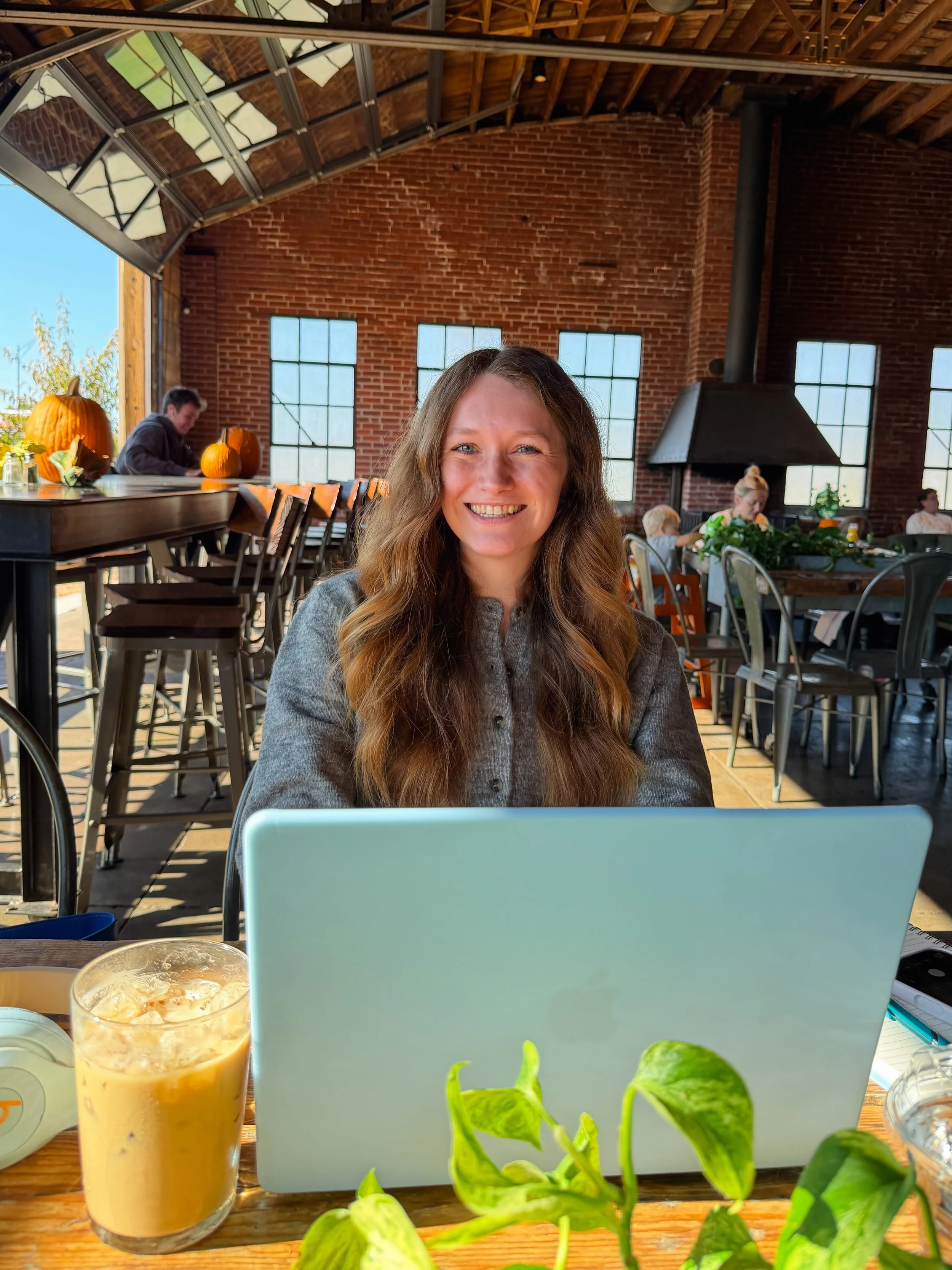 a little change of scenery this week for Liz ☕️🍂

Liz enjoyed iced coffee + sunshine while working on fun design projects at The Workshop this morning (: