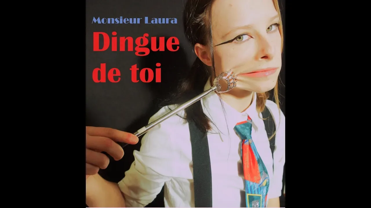 Couverture de chanson avec une femme portant une chemise blanche, une cravate colorée, et un un bâton pointé vers son visage, avec le titre en français "Monsieur Laura Dingue de toi" en gros caractères rouges et bleus.