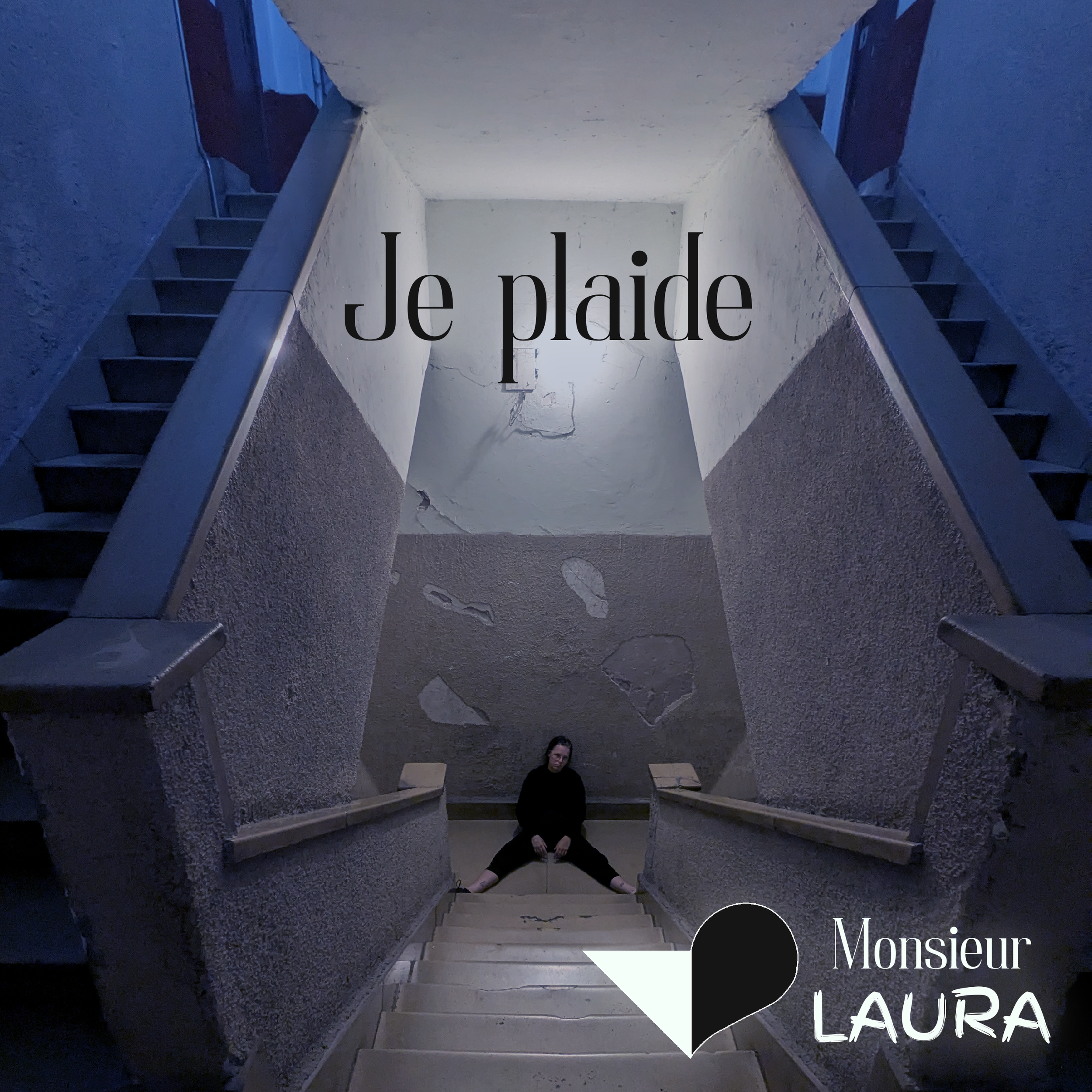 Une personne, assise sur des escaliers, dans un passage étroit et sombre, avec le plafond en hauteur. Texte en français "Je plaide" et en bas à droite, logo avec un cœur stylisé et le nom "Monsieur Laura".