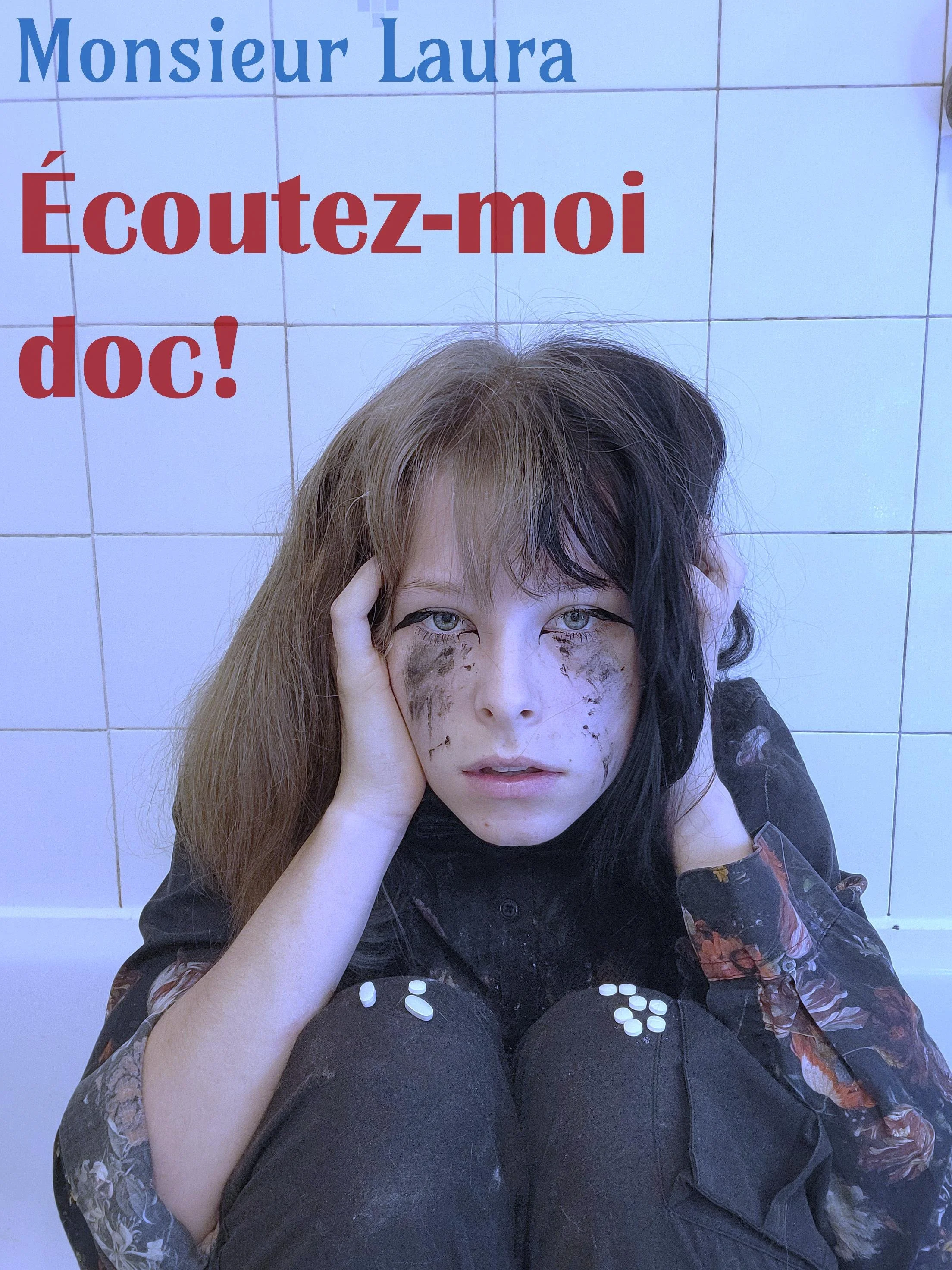 Une jeune fille aux cheveux mi-longs, avec un maquillage ressemblant à du chocolat ou de la terre sur le visage, assise sur le sol contre un mur en carreaux blancs, l'air fatiguée ou désespérée, portant des vêtements sombre avec des motifs floraux.