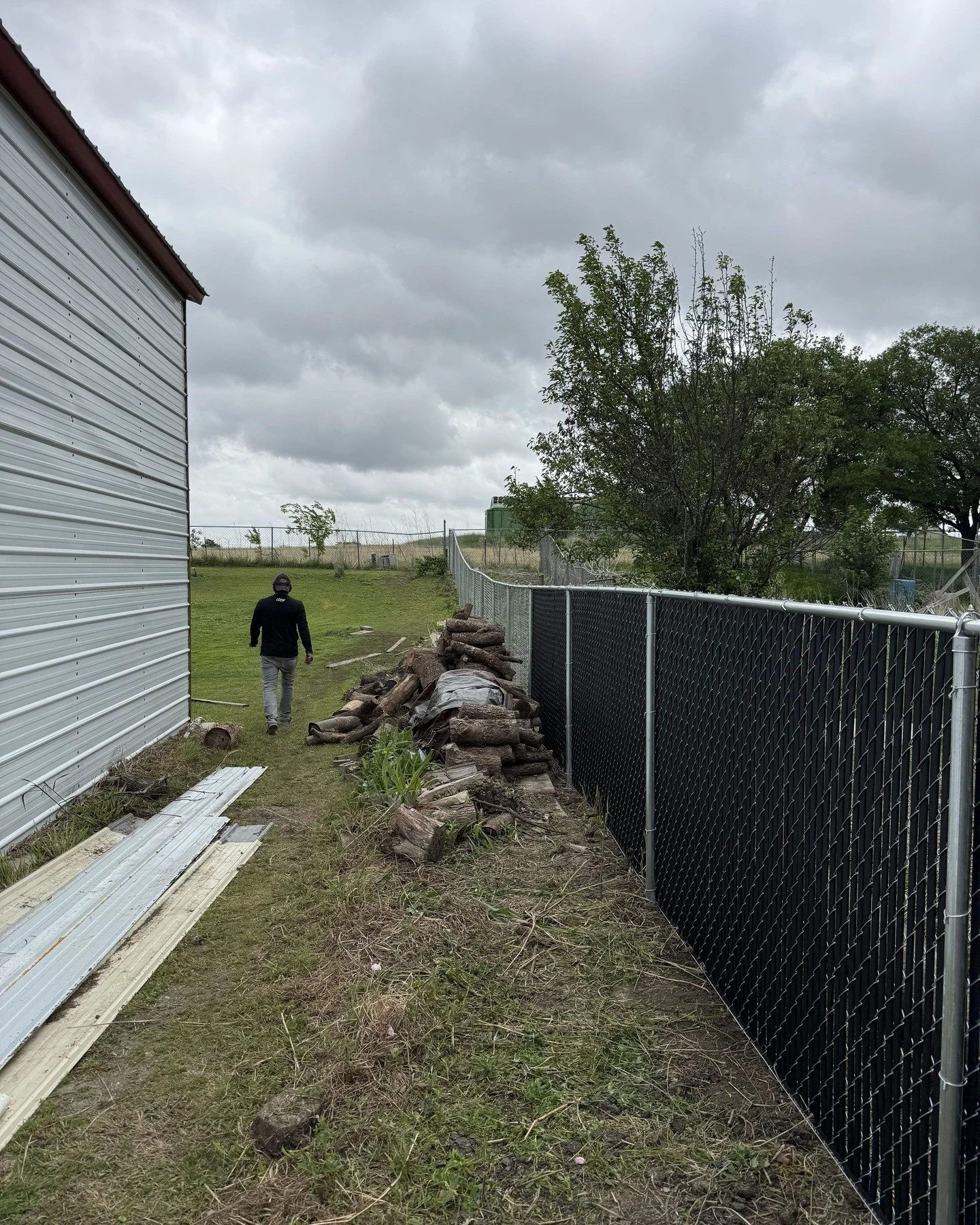 Need privacy without completely closing things in? This 5&rsquo; chain link fence with black privacy slats is a clean, durable option that gives you security, privacy, and airflow all in one setup. Perfect for backyards, side yards, pets, equipment a